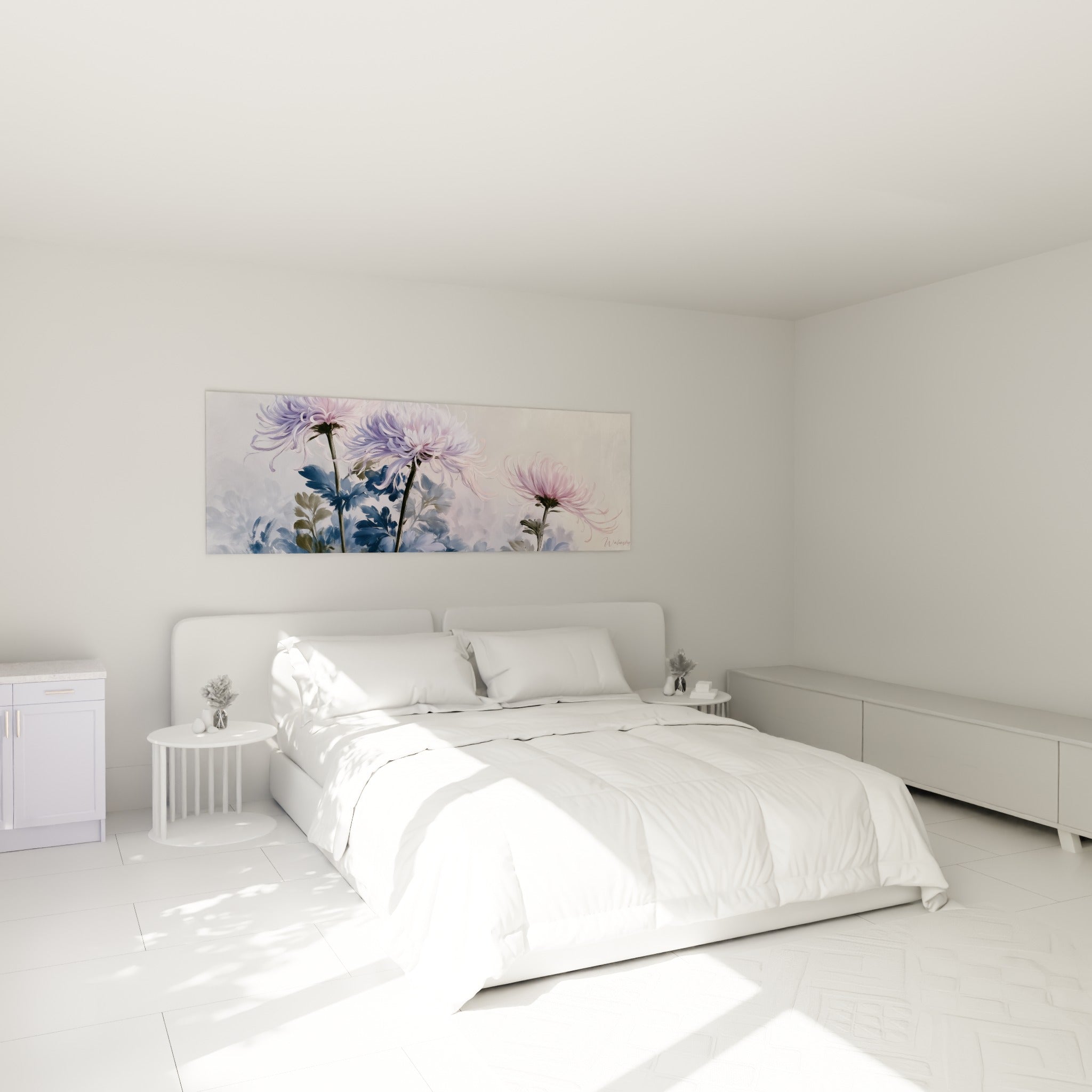 Fleurs de chrysanthème rose poudré et bleu ardoise au-dessus d'un lit dans une chambre claire