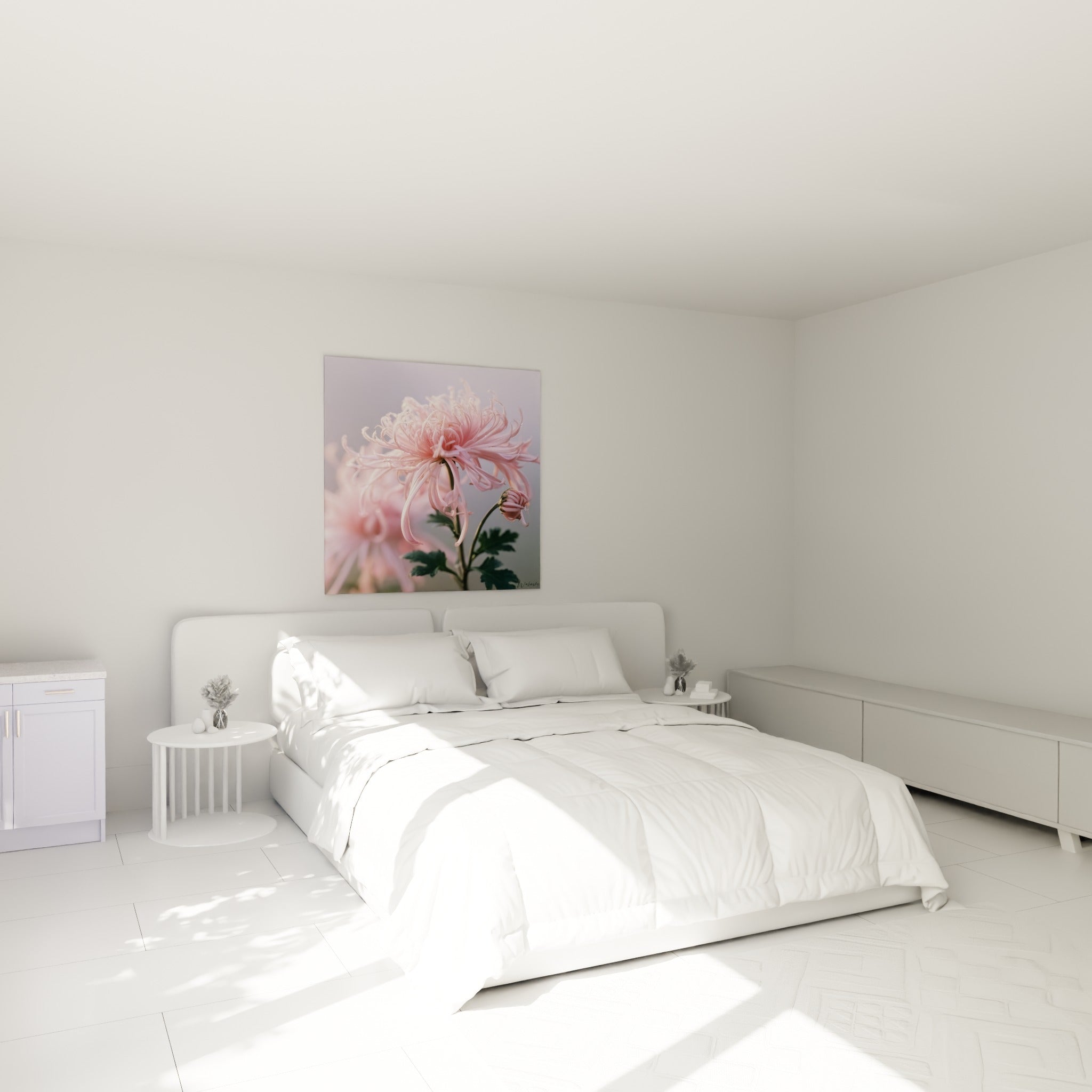 Fleur de chrysanthème rose et vert sauge accrochée au-dessus d'un lit dans une chambre claire