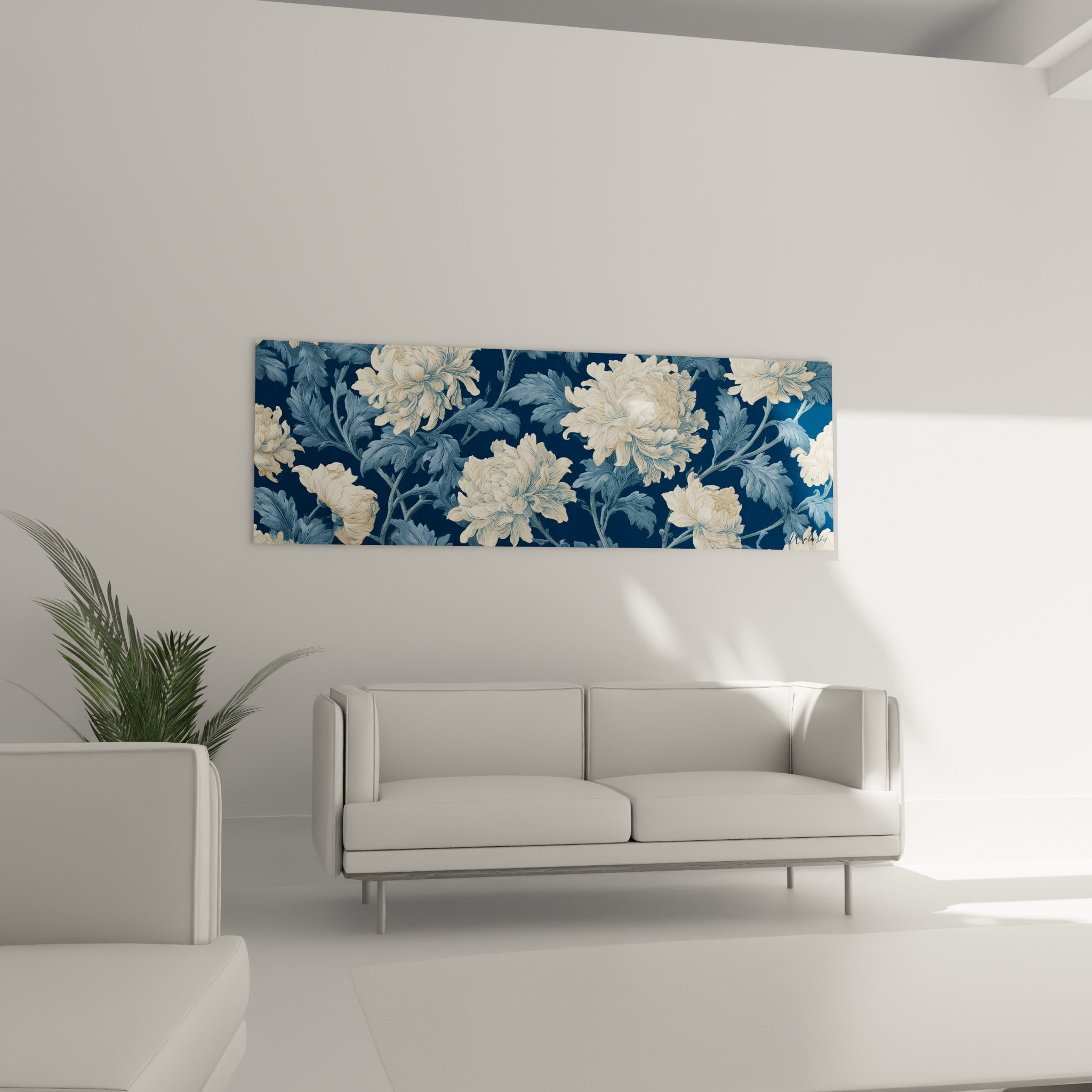 Chrysanthèmes crème et bleu marine en motif floral gravé, au-dessus d'un canapé dans un salon lumineux