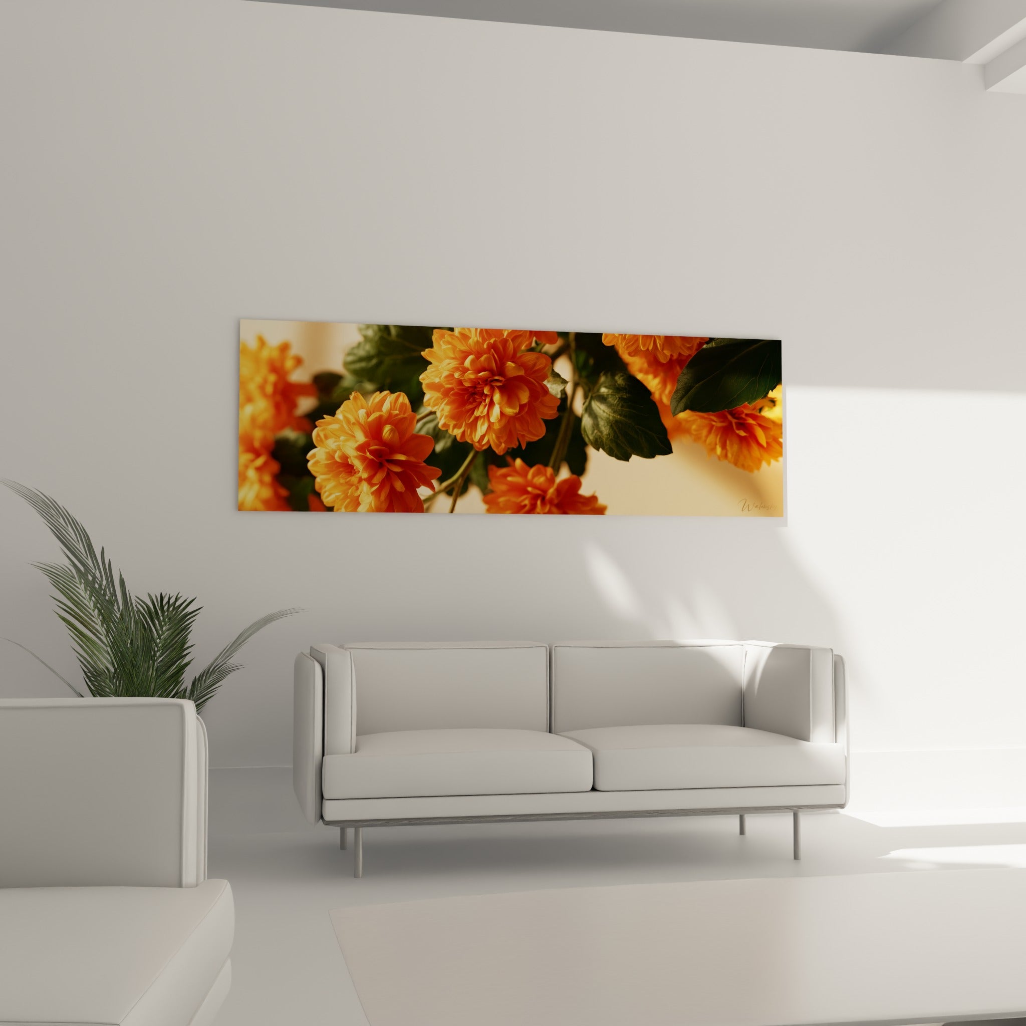 Fleurs de chrysanthème orange vif sur fond beige flouté, œuvre au-dessus d'un canapé dans un salon lumineux