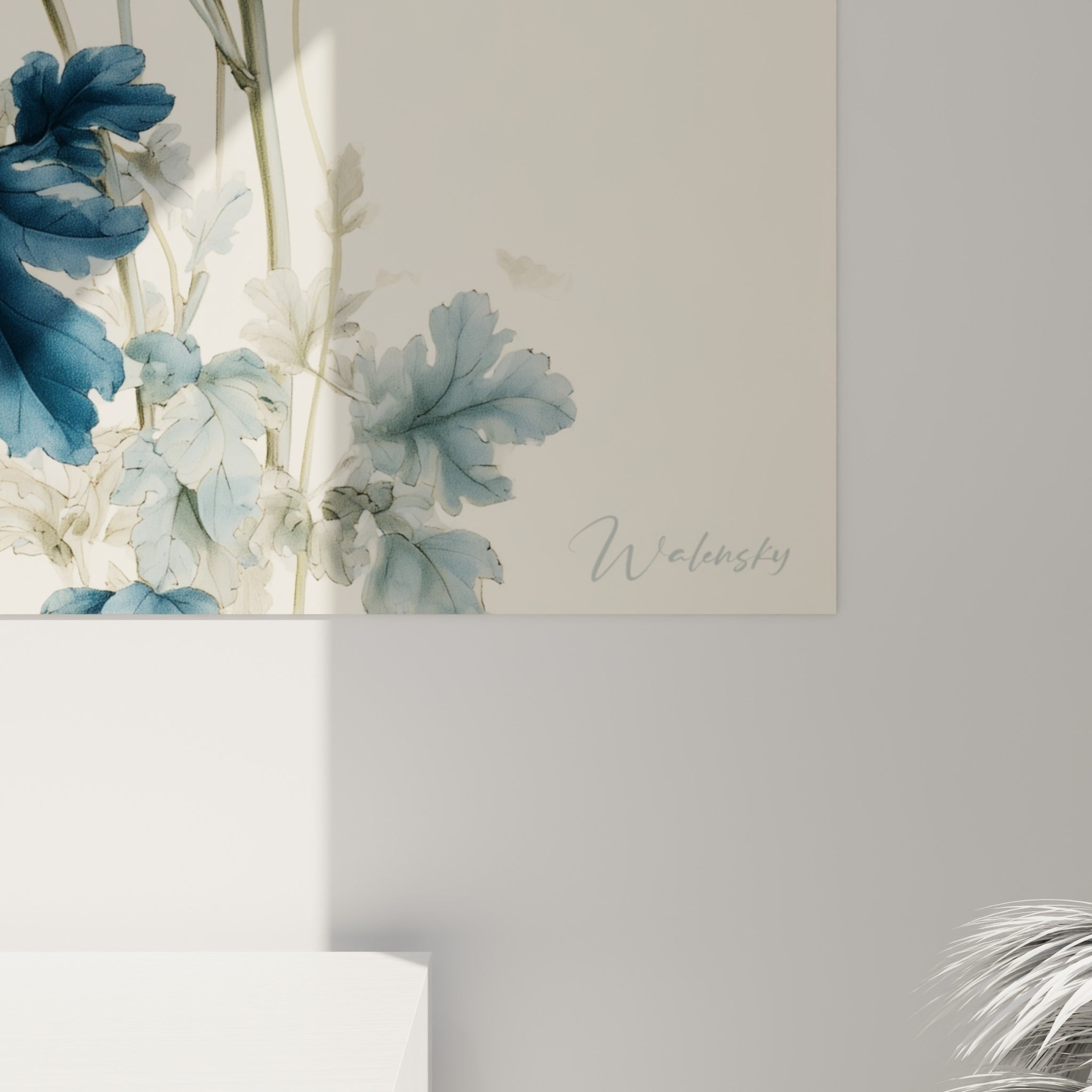 Pétales violets et feuilles bleu marine du chrysanthème révélant la texture peinte à l'aquarelle