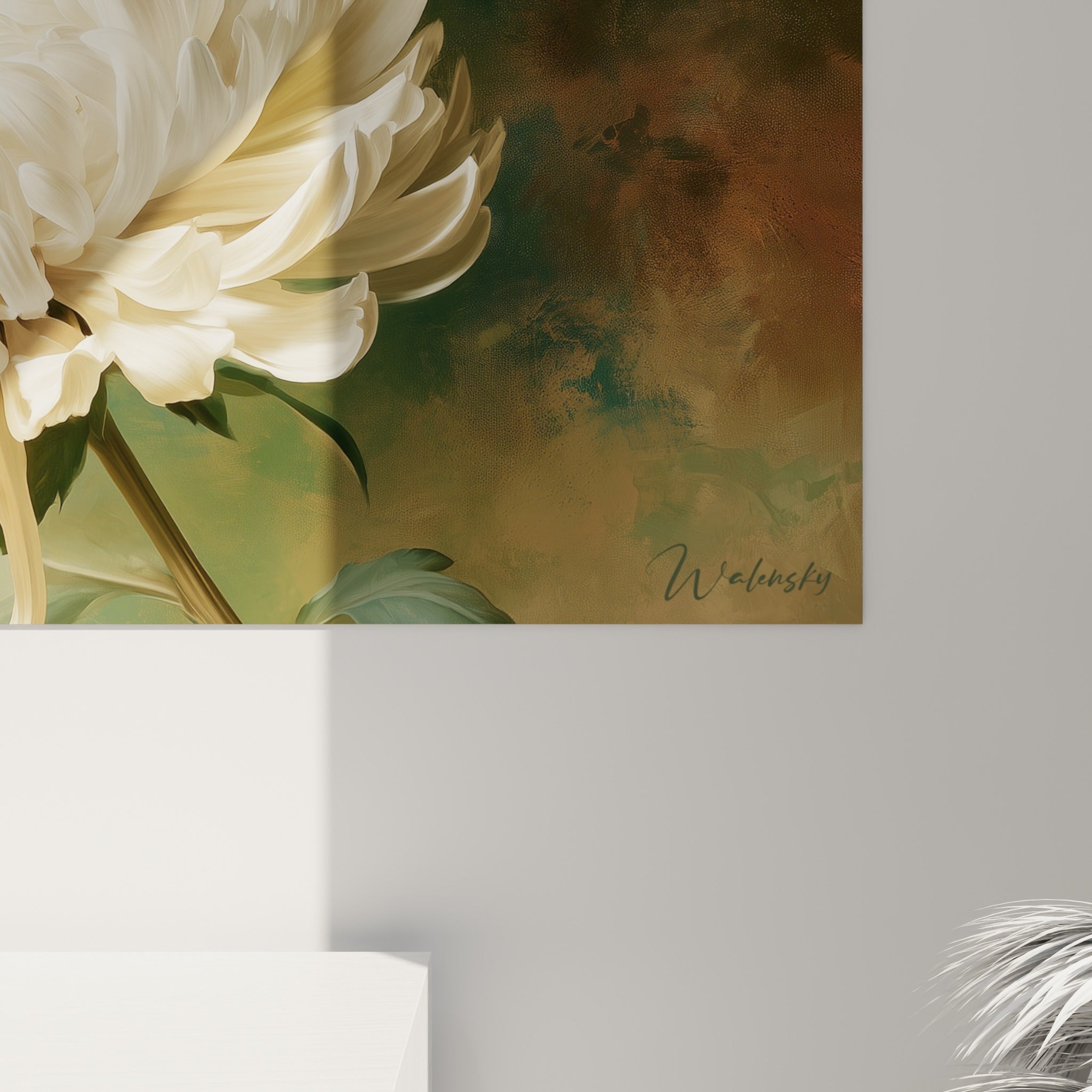 Grain et transparence des pétales crème du chrysanthème, coulures vert sauge et brun rouille visibles de près