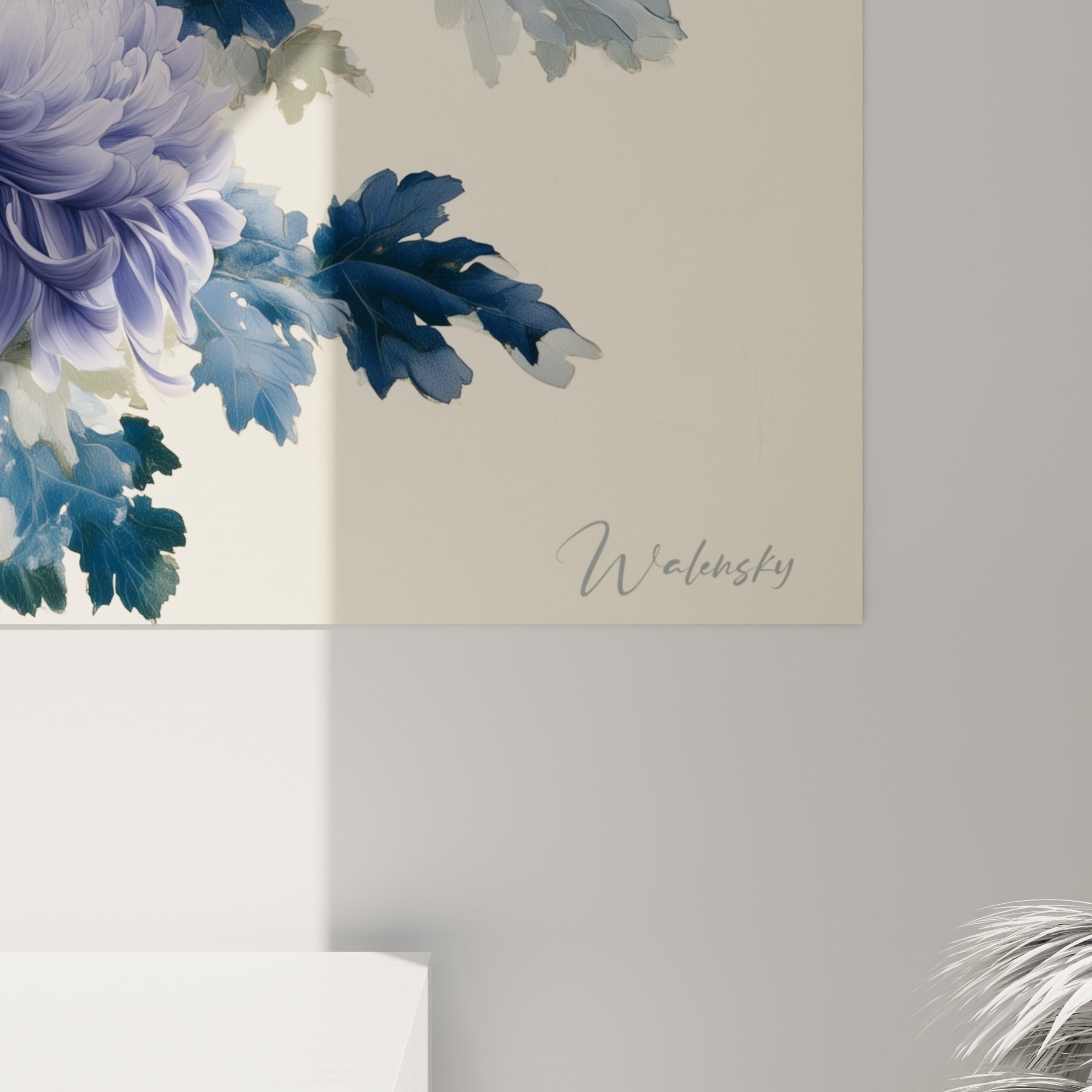 Pétales de chrysanthème mauve en gros plan révélant la texture aquarelle et les nuances bleu marine du feuillage