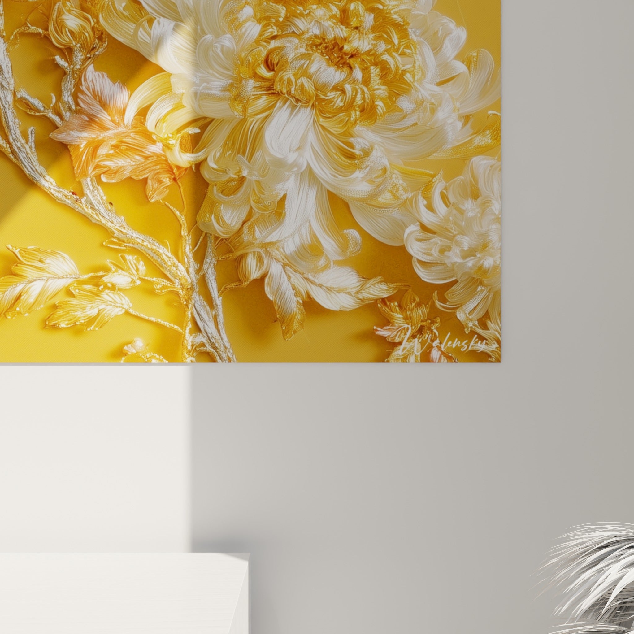 Pétales dorés et ivoire du chrysanthème révélant textures fines et reflets métalliques rapprochés