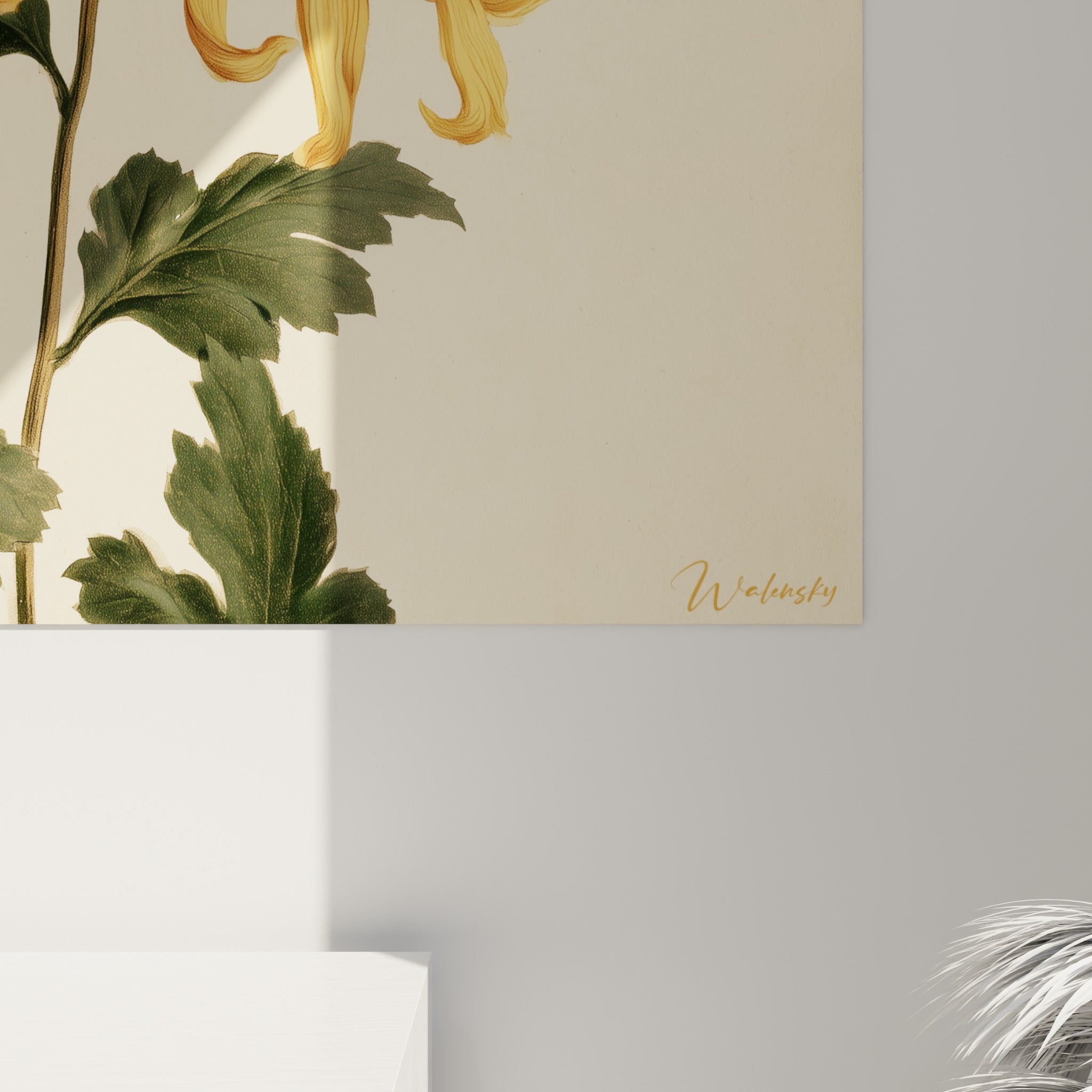 Empâtements dorés et coulures ocre du chrysanthème révèlent la texture peinte contre le fond ivoire