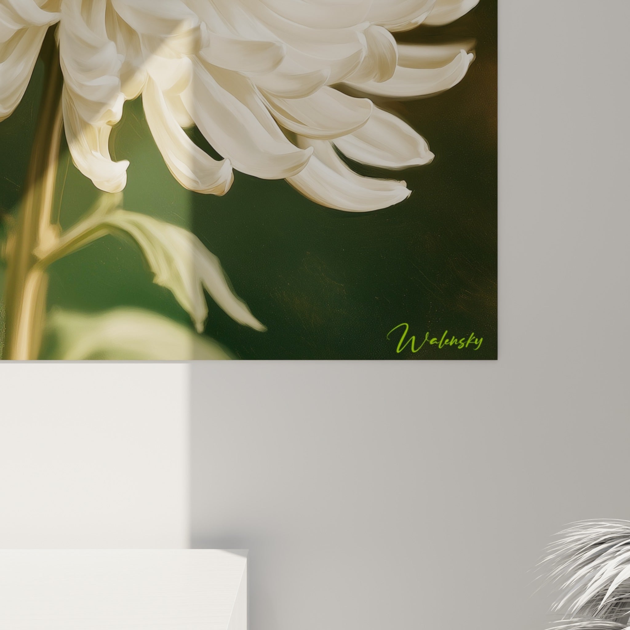 Grain pictural des pétales blanc ivoire et nuances kaki du chrysanthème en gros plan sur la toile