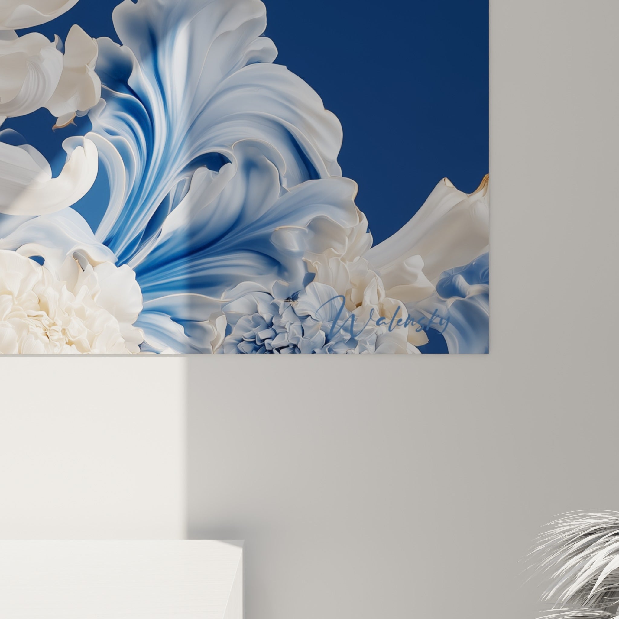Pétales nacrés et coulures bleu marine se mêlant en gros plan, grain lisse et reflets dorés au cœur floral