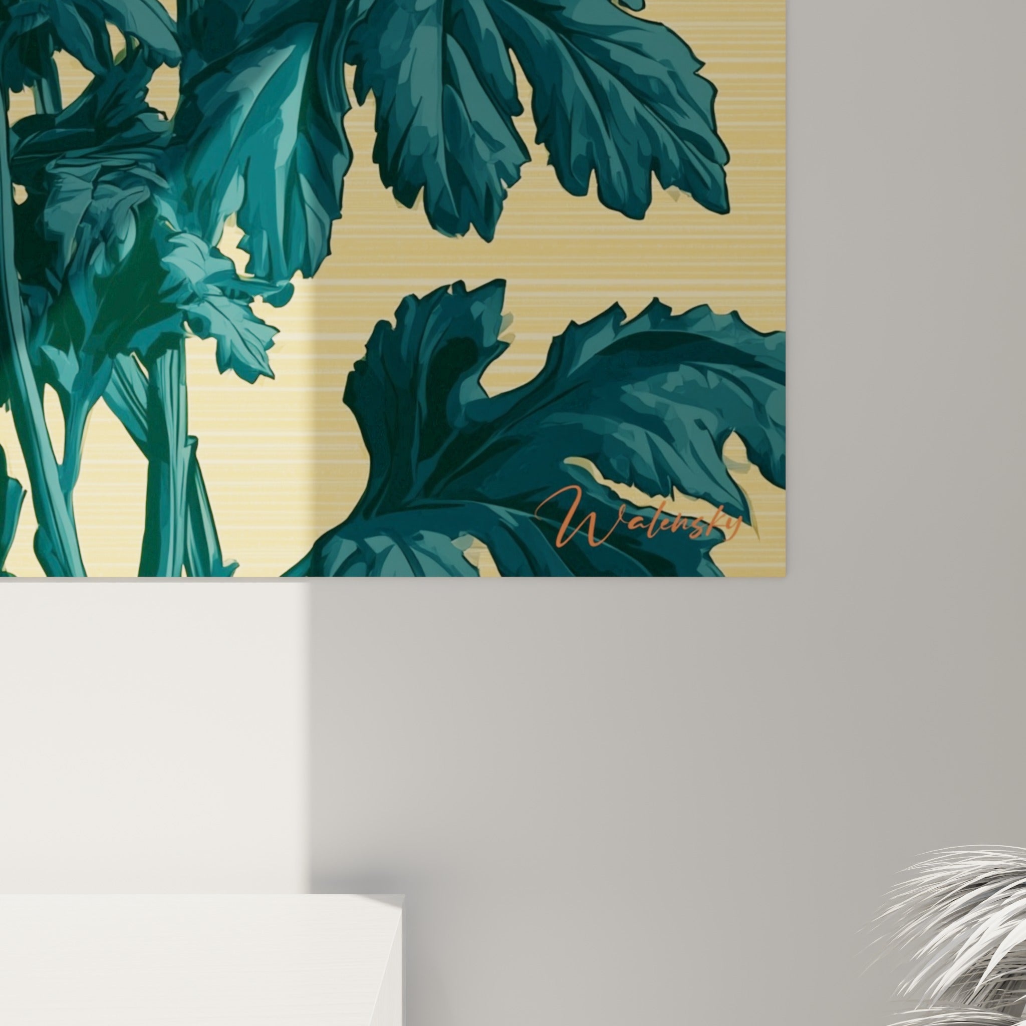 Détail des pétales orange enroulés du chrysanthème, texture graphique et fond jaune strié visible de près