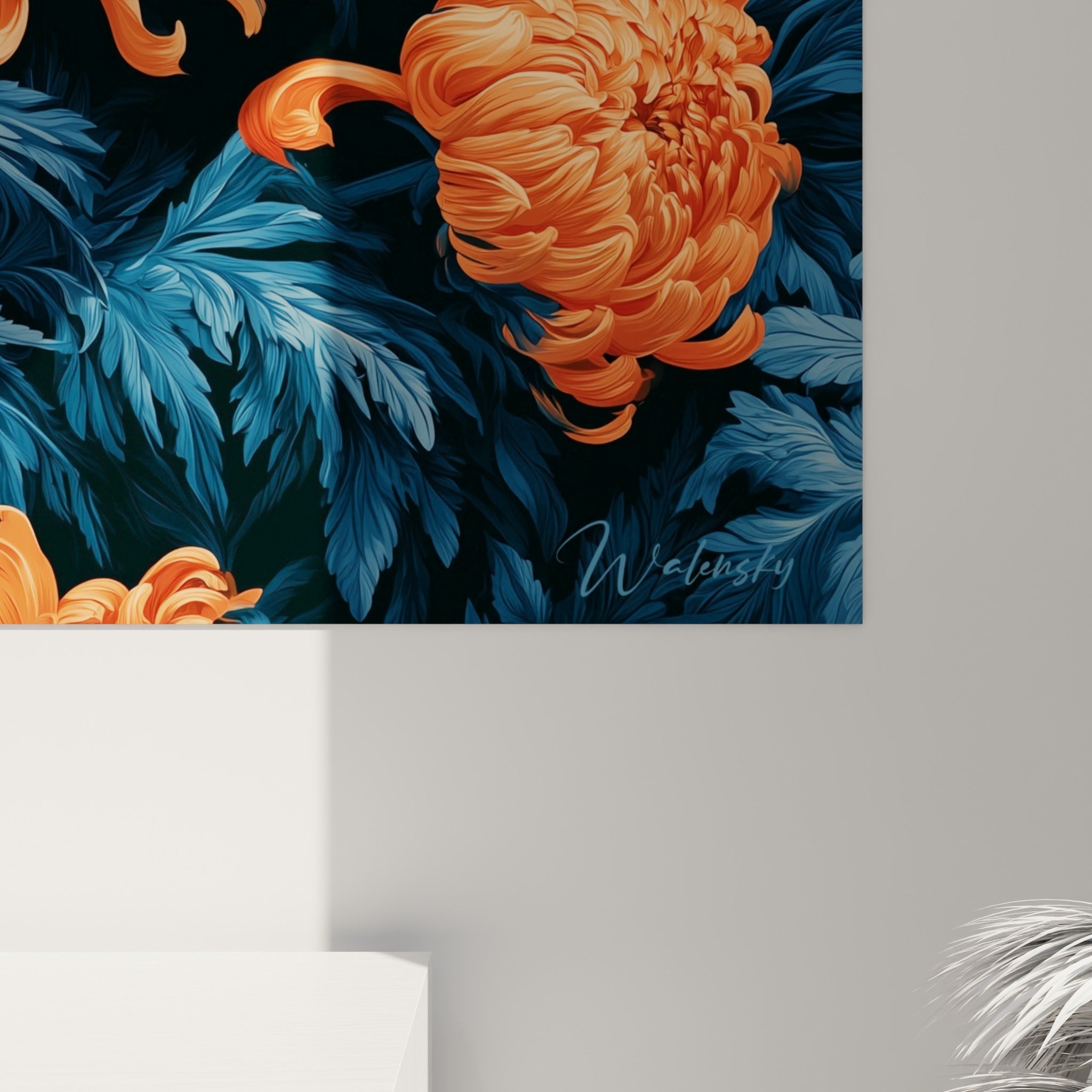 Détail des pétales orange incurvés et du feuillage bleu texturé du chrysanthème, grain pictural visible de près