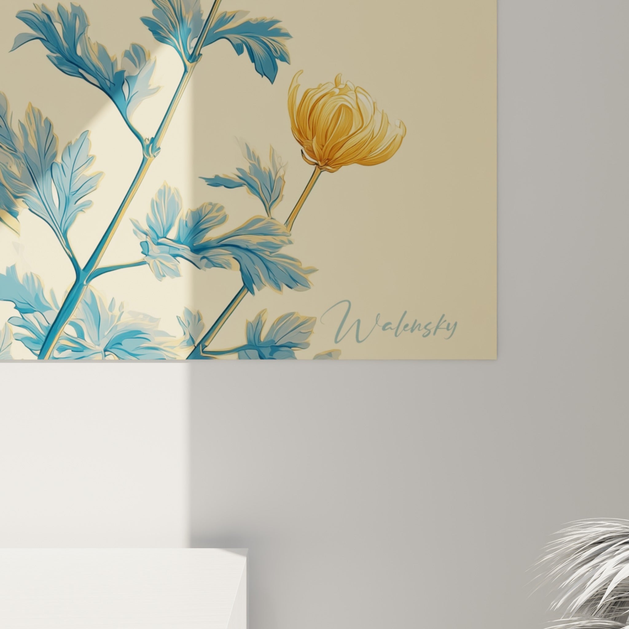 Grain et coulures dorées d'un pétale de chrysanthème contre le feuillage bleu pétrole texturé