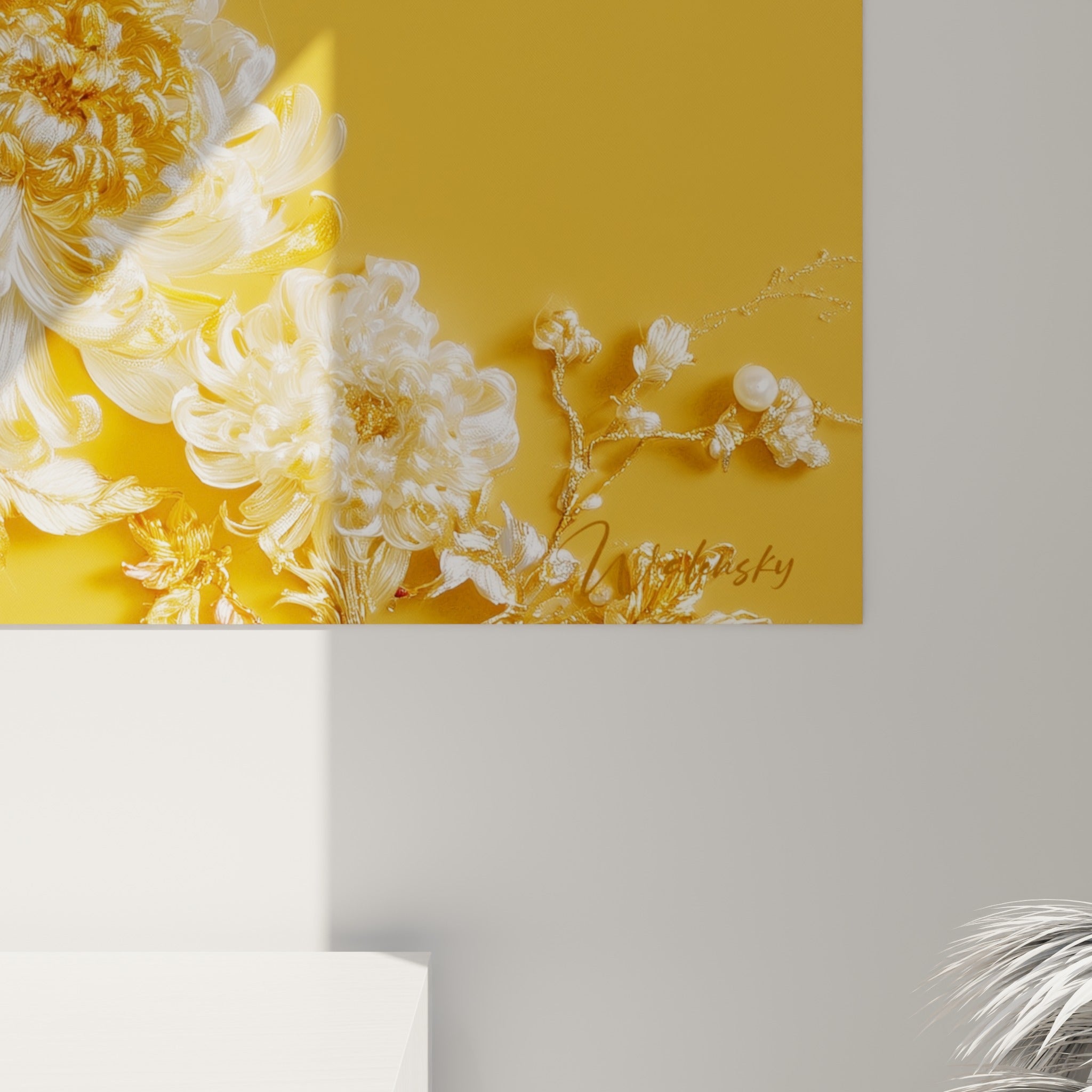 Pétales de chrysanthème en relief doré et blanc ivoire, grain texturé et reflets métalliques rapprochés