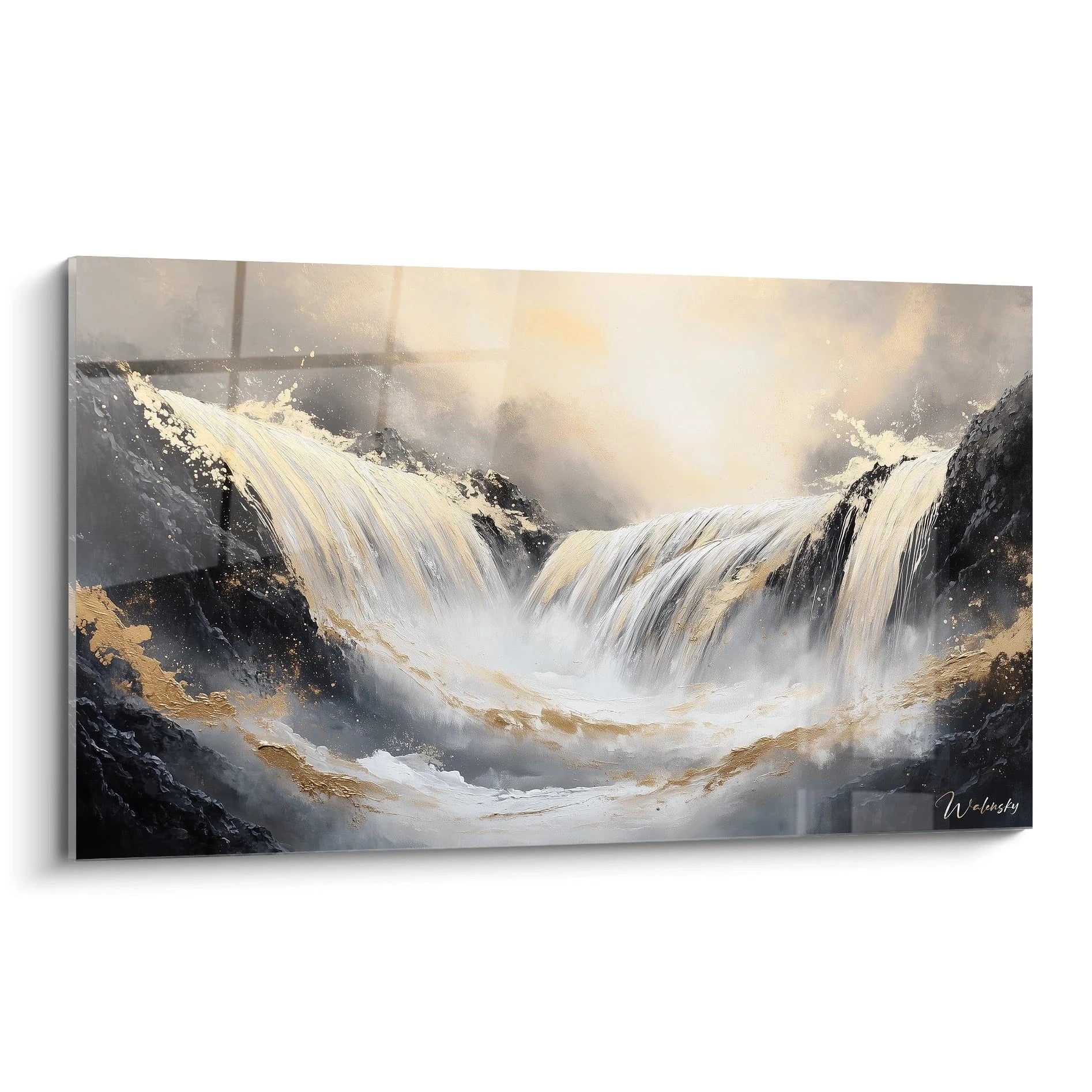 Un tableau cascade représentant des chutes d'eau puissantes avec des reflets dorés, dominé par des contrastes entre noir rocheux et blanc écumeux, créant un mouvement fluide sur fond de brume atmosphérique.