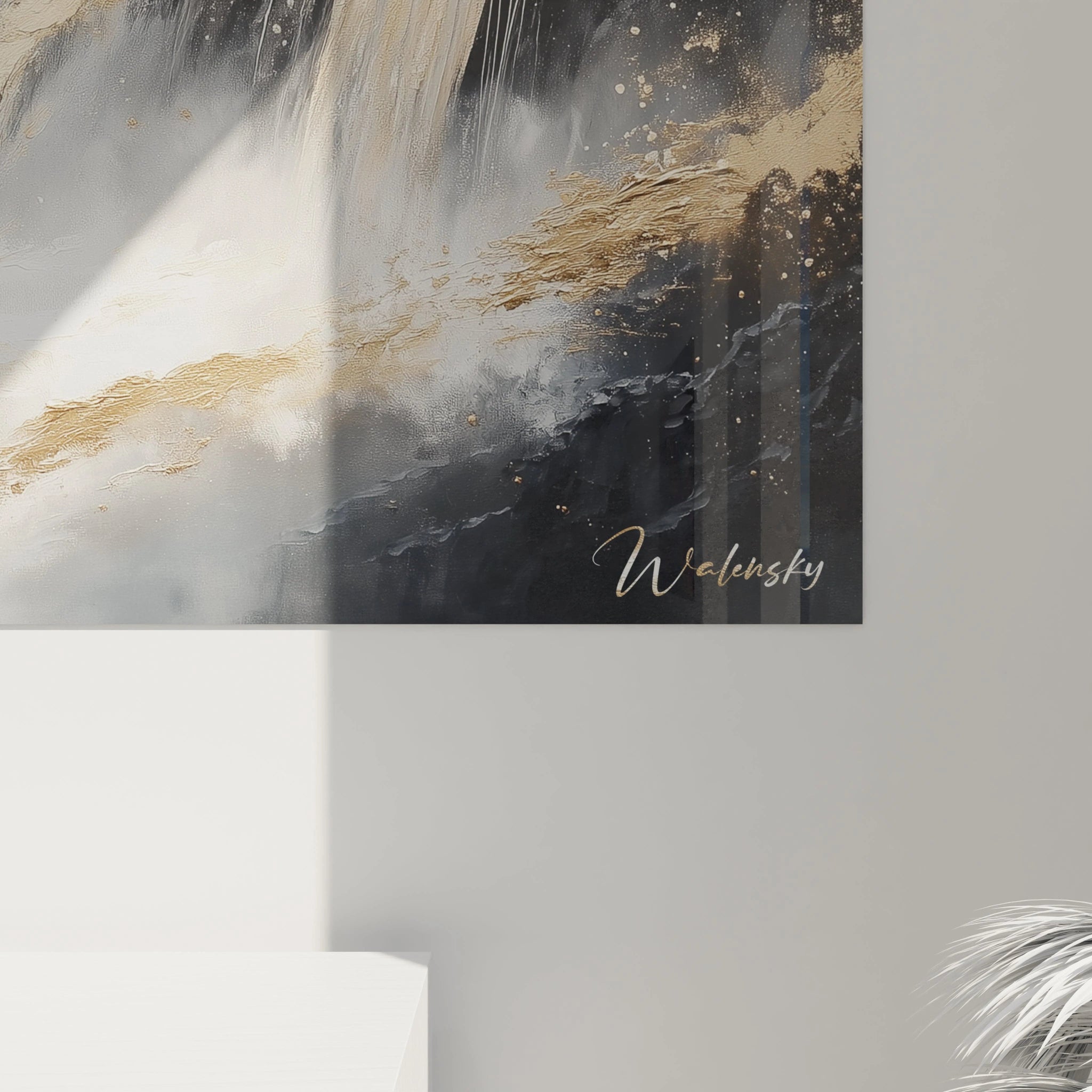 Un tableau cascade abstrait jouant sur les contrastes entre noir profond et blanc éclatant, rehaussé de feuilles d'or appliquées en texture, capturant l'essence du mouvement aquatique dans une composition équilibrée.