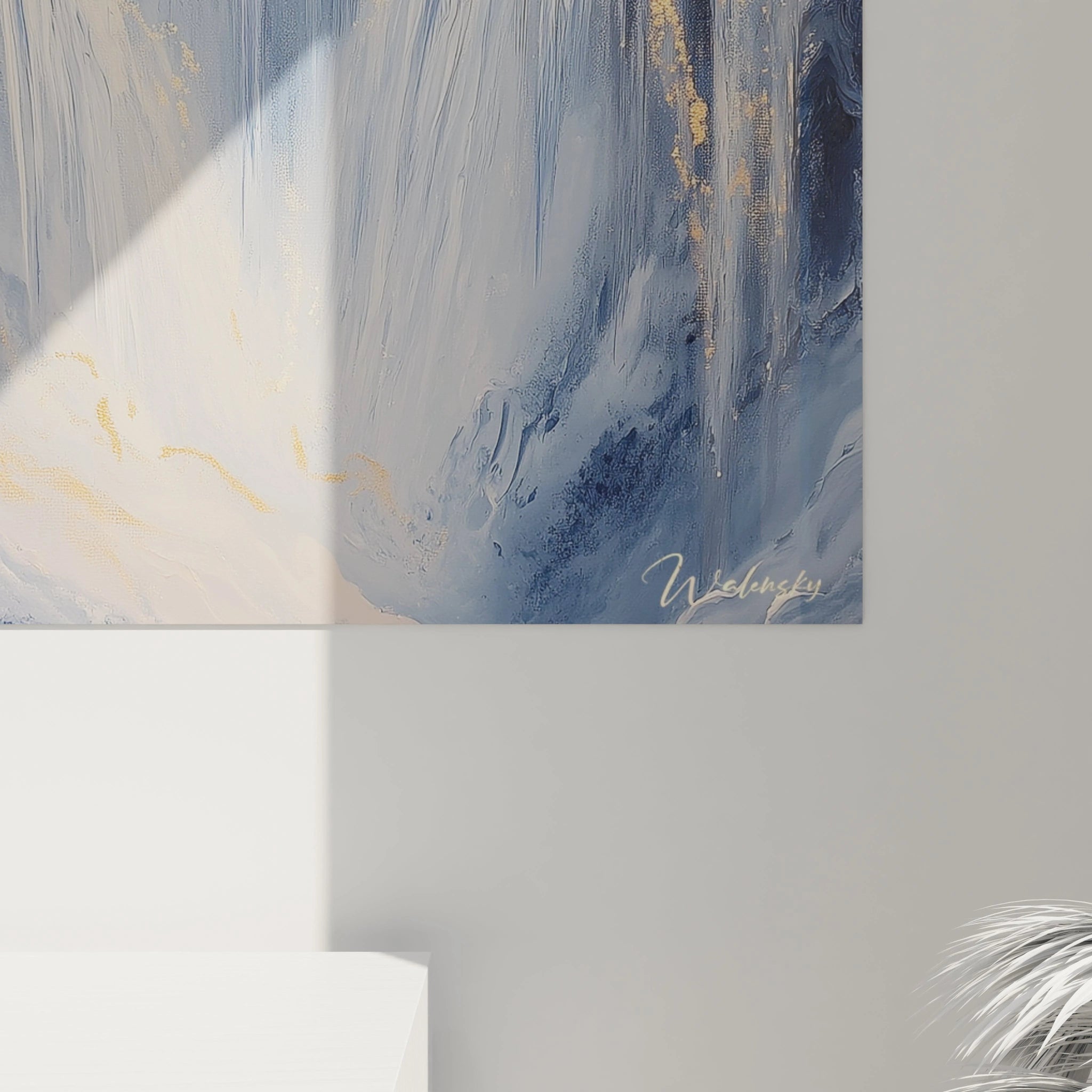 Un tableau cascade serein présentant trois chutes d'eau convergentes sur fond de ciel doré pâle, caractérisé par des tons bleus variés, des textures empâtées pour l'écume blanche et des transitions douces entre les différentes zones d'eau.