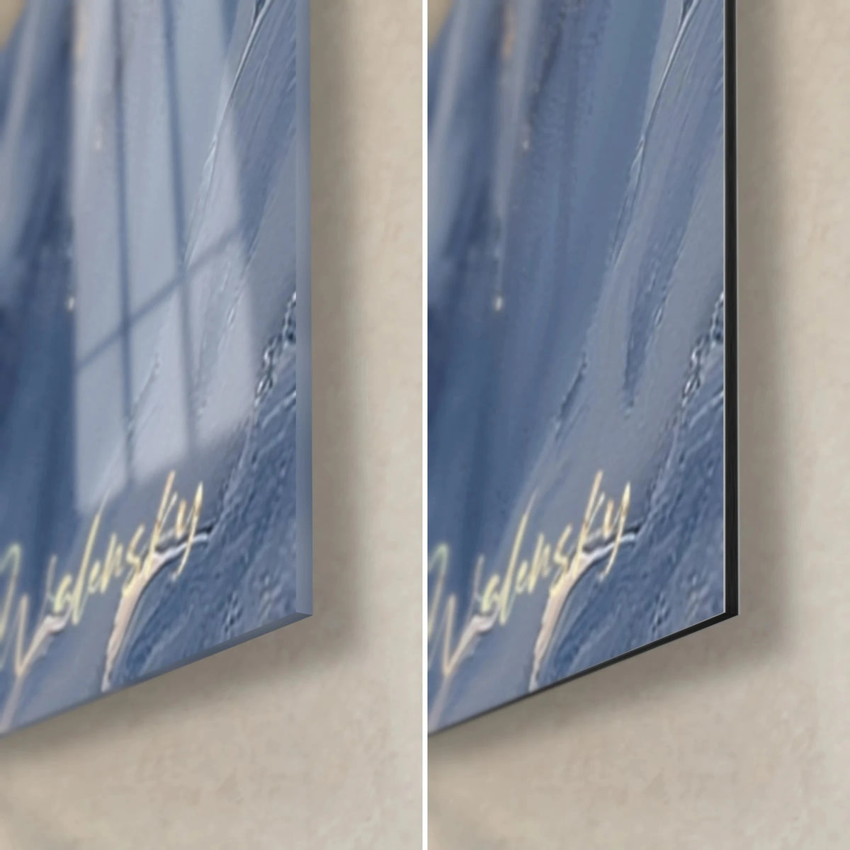 Tableau torrent d'écume bleu nuit et blanc, signature dorée, coin bas droit en verre brillant et alu Dibond mat, tranche 3 mm