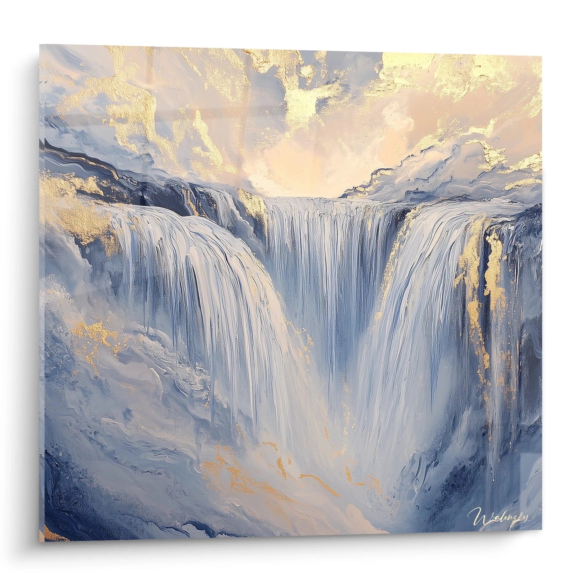 Un tableau cascade représentant une imposante chute d'eau blanche et bleue encadrée par des formations rocheuses, rehaussé de touches dorées scintillantes sur un fond bleu pâle, avec une texture épaisse créant un relief dynamique.