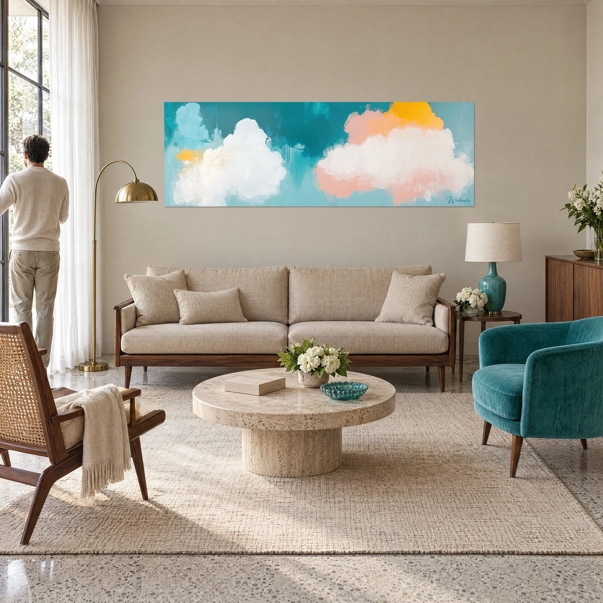 Tableau nuages blancs et rose poudré sur fond turquoise, couple de dos au-dessus d'un canapé dans un salon lumineux