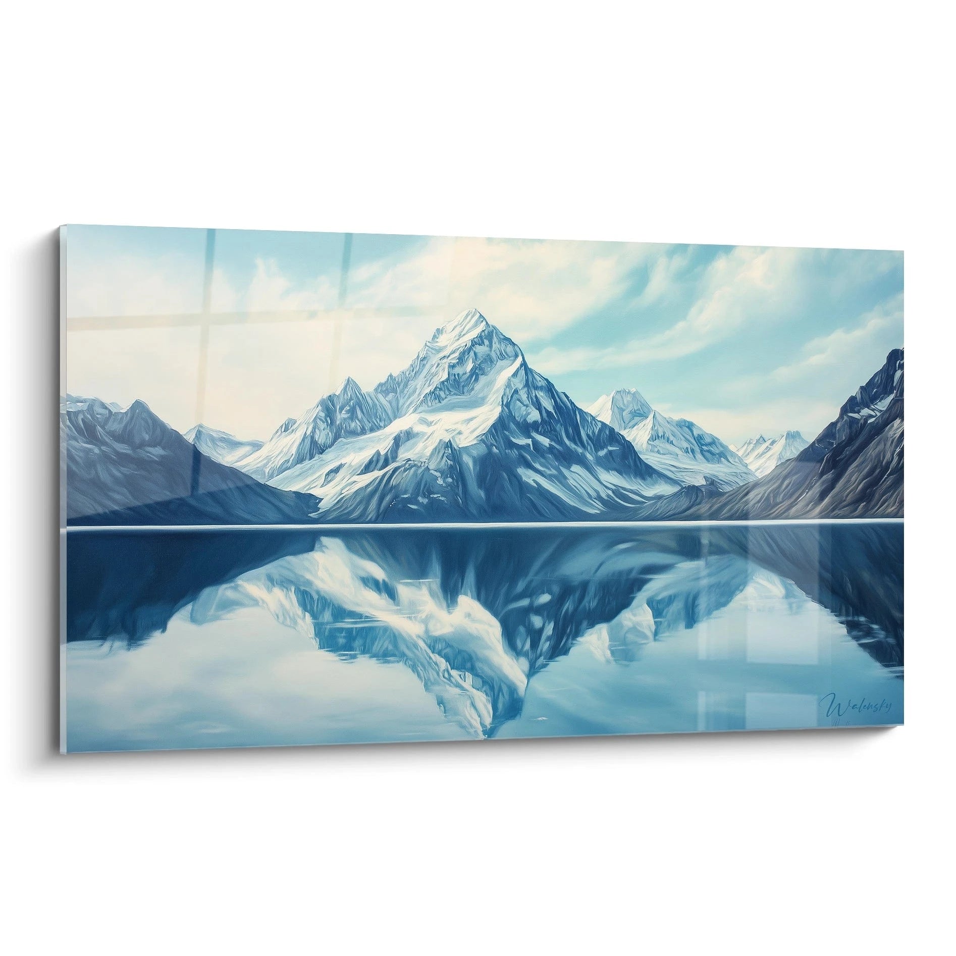 Un tableau montagne représentant un sommet enneigé majestueux se reflétant dans un lac calme, dominé par des tons bleus, blancs et gris avec une composition symétrique