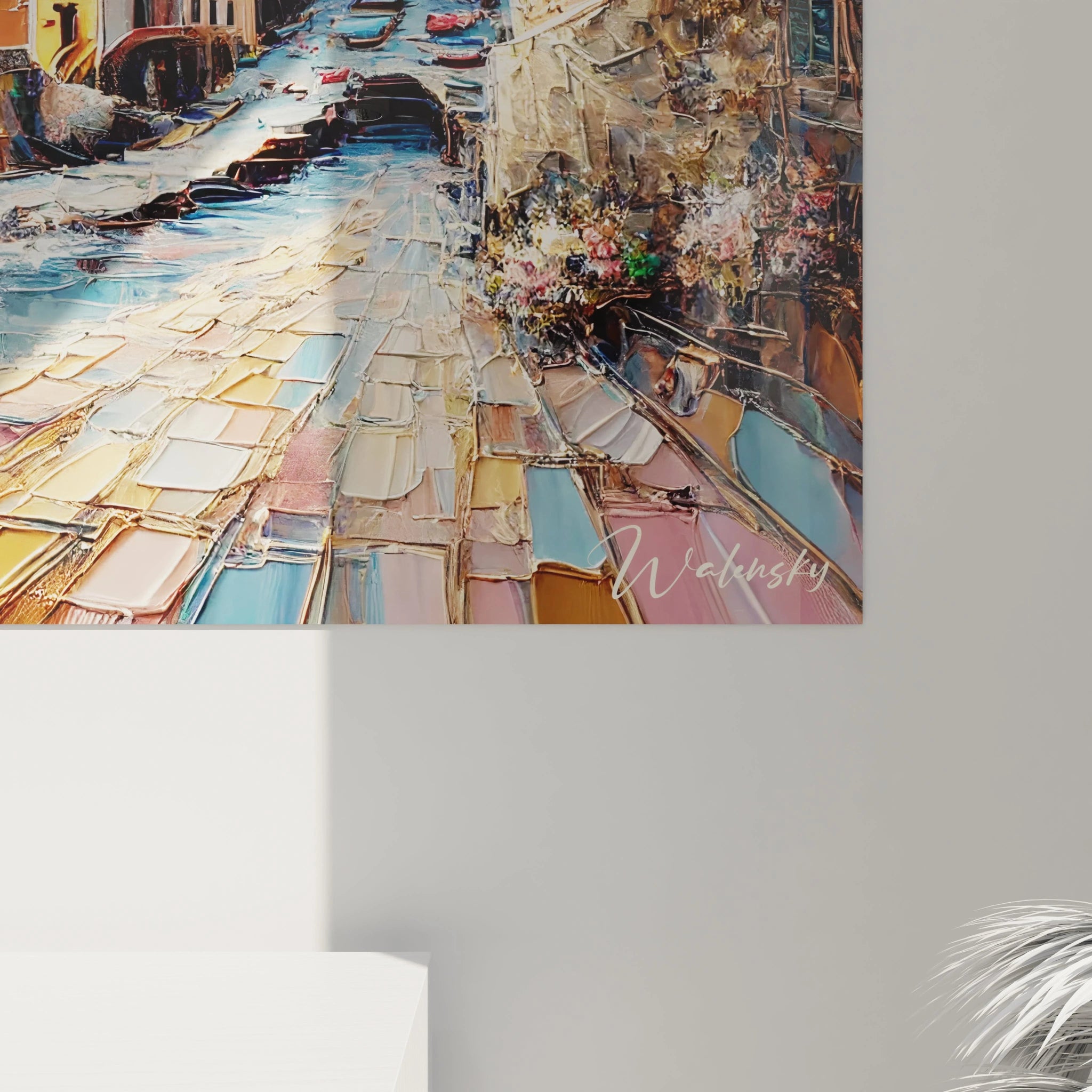 Vue rapprochée tableau Cinque Terre révèle des textures riches et des coups de pinceau dynamiques. Les teintes bleu, jaune et rose vibrent, transmettant l’harmonie entre mer, soleil et architecture.