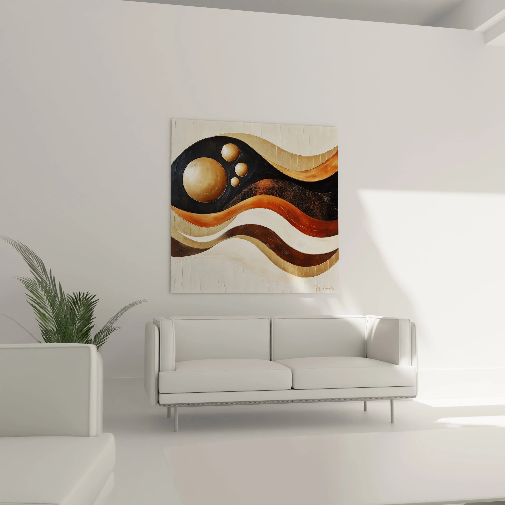 Tableau africain mural abstrait aux tons noirs, bruns et dorés dans un salon minimaliste avec canapé blanc