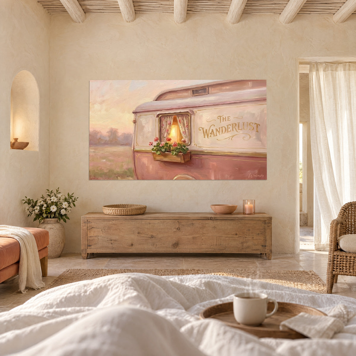 Schilderij retro campervan in oudroze, amberkleurige lamp achter het raam en mistig weiland, boven een bed in een lichte slaapkamer