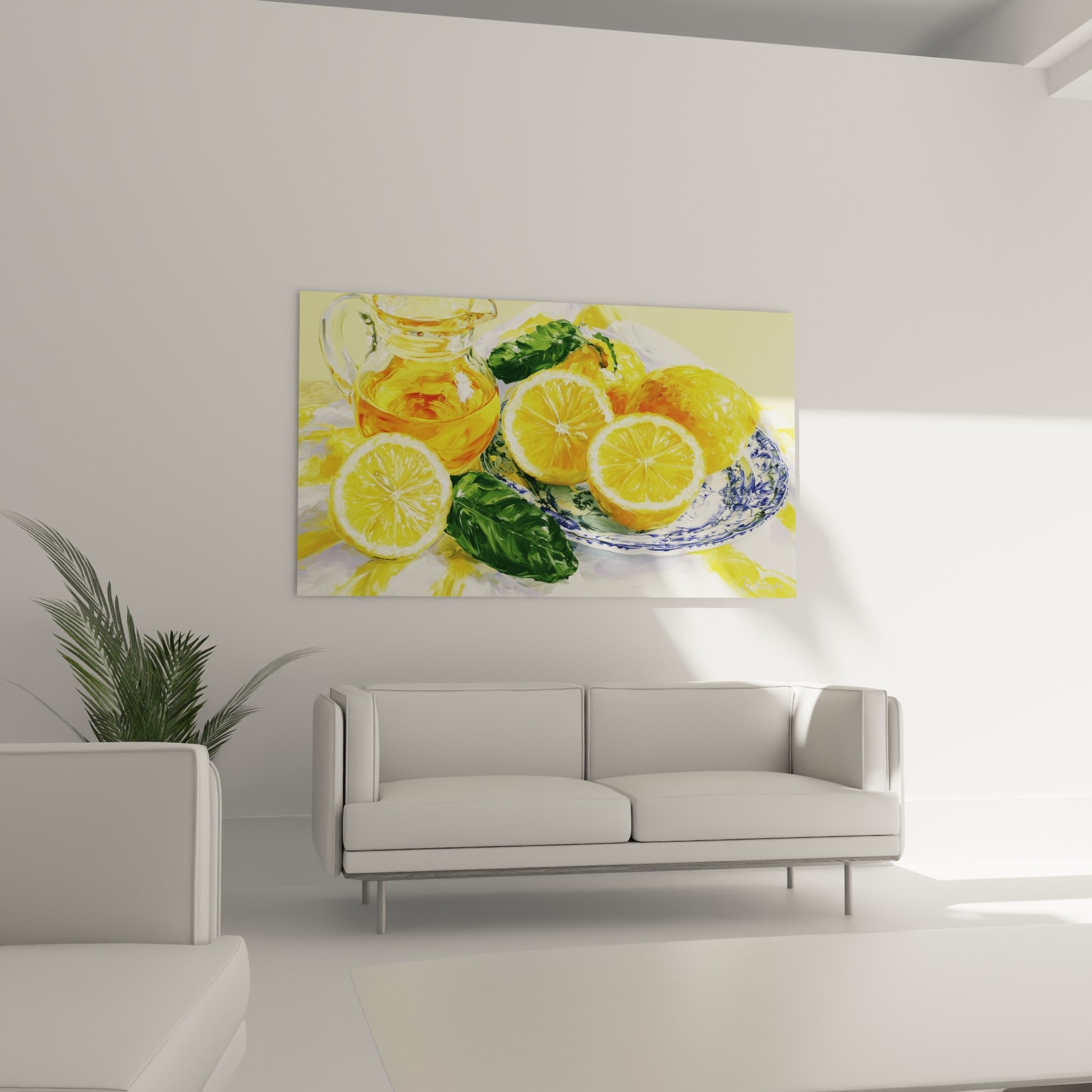 Composition de citrons dorés et carafe translucide au-dessus d'un canapé dans un salon lumineux