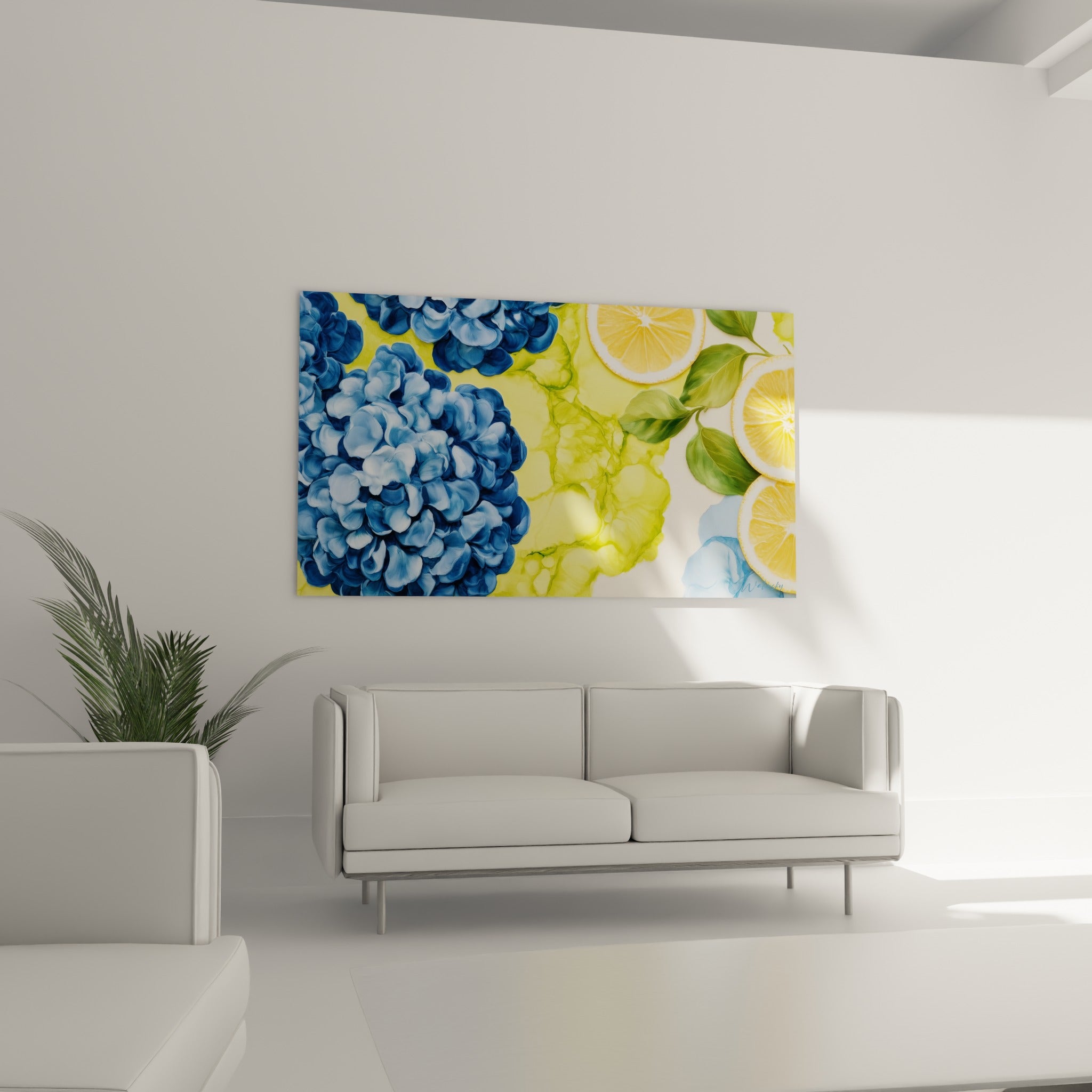 Fleurs bleu ciel et citrons juteux dans une œuvre accrochée au-dessus d'un canapé dans un salon lumineux
