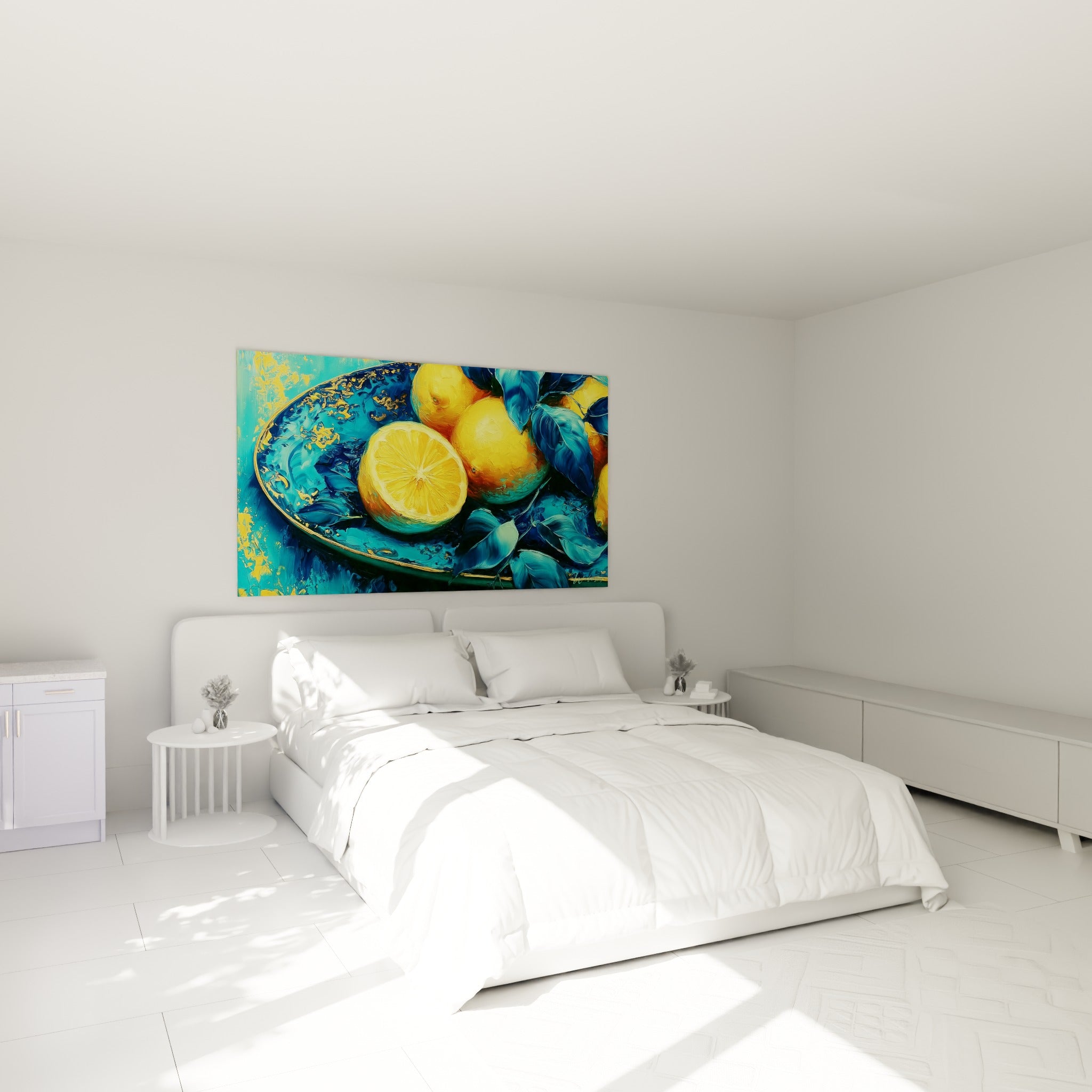 Nature morte citrons jaunes et assiette bleu marine dorée, accrochée au-dessus d'un lit dans une chambre claire