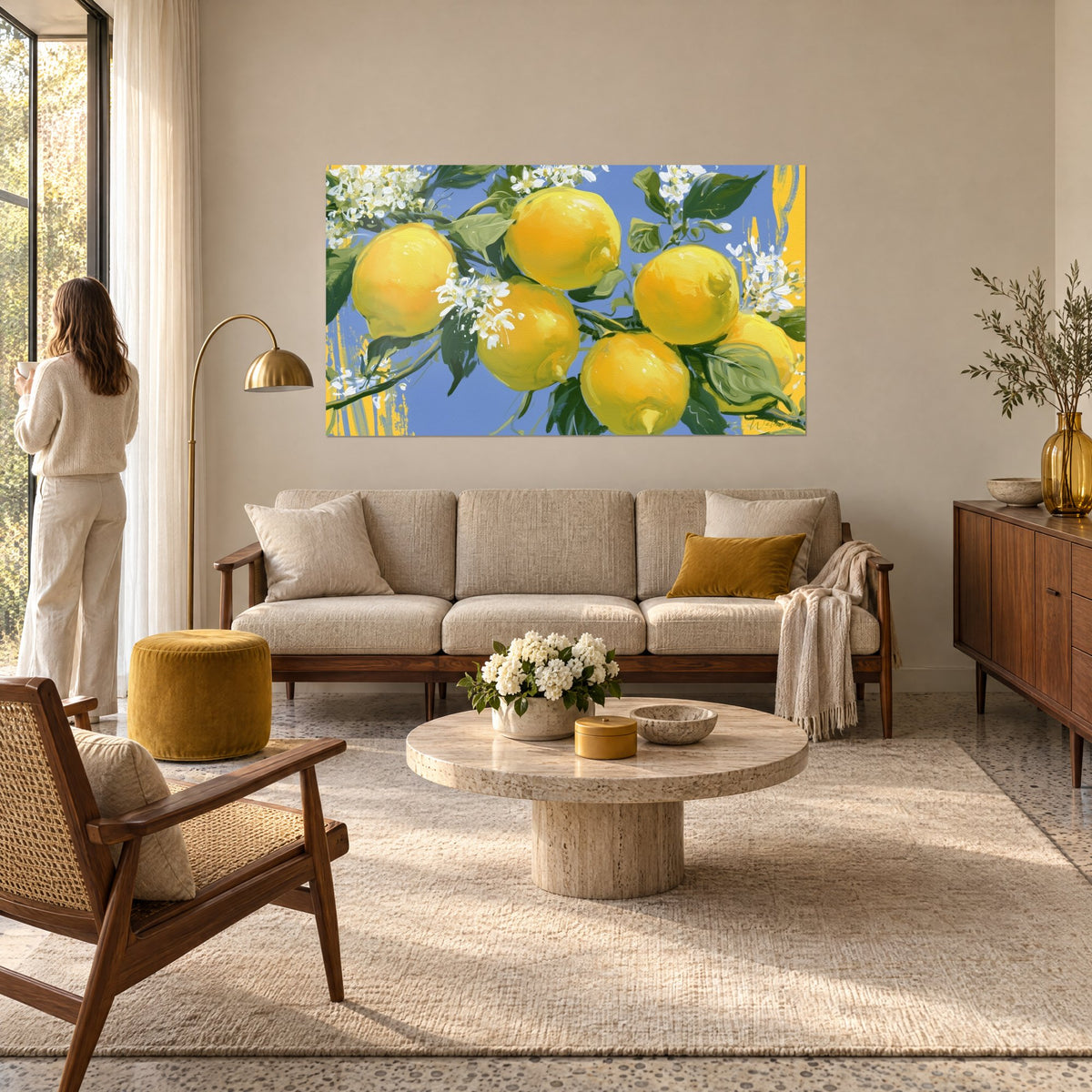 Tableau citrons jaunes en grappe sur fond bleu ciel, fleurs blanches et feuilles vertes, au-dessus d'un canapé dans un salon lumineux