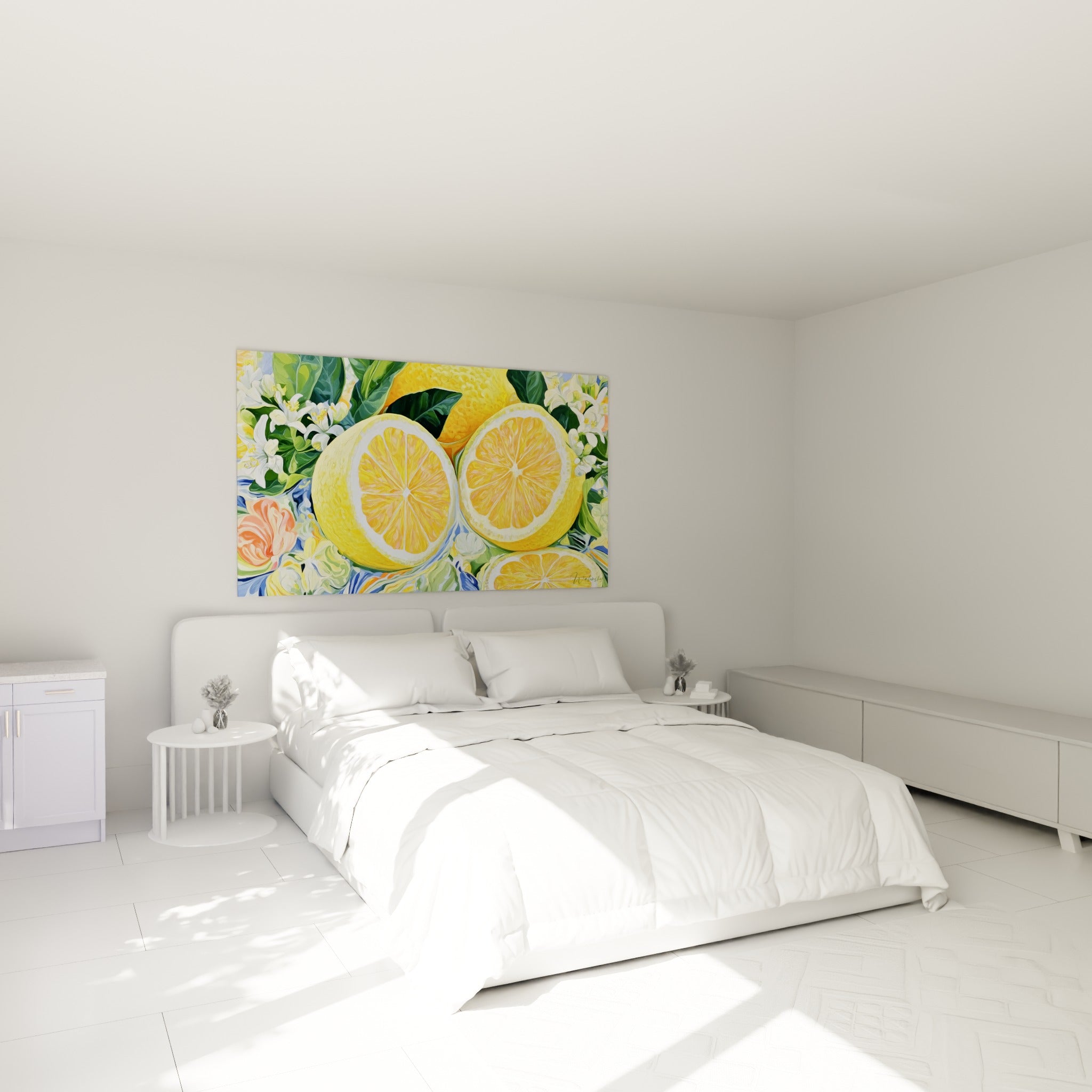 Fruits jaunes et fleurs blanches peints avec finesse, accrochés au-dessus d'un lit dans une chambre claire