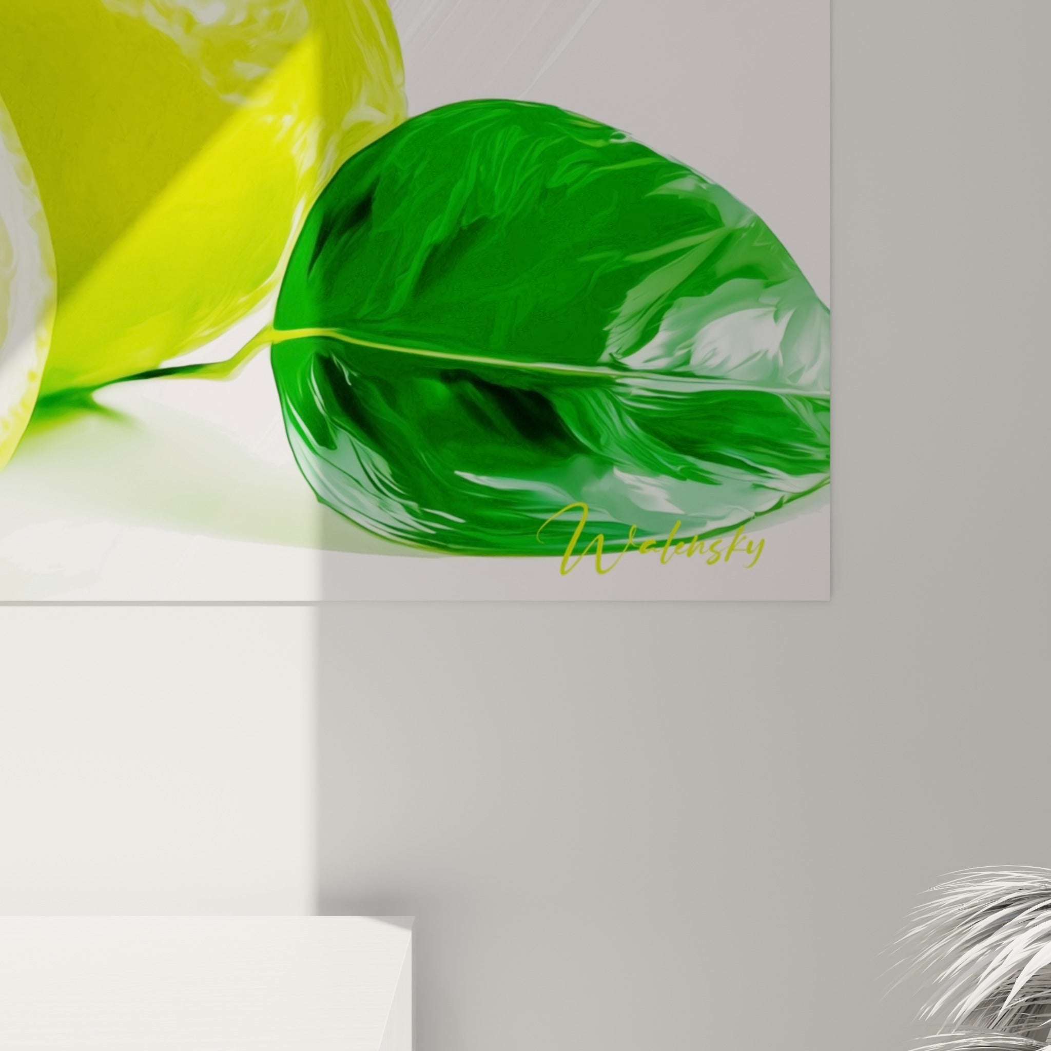 Détail de la tranche de citron juteuse et de la peau brillante vert et jaune vif