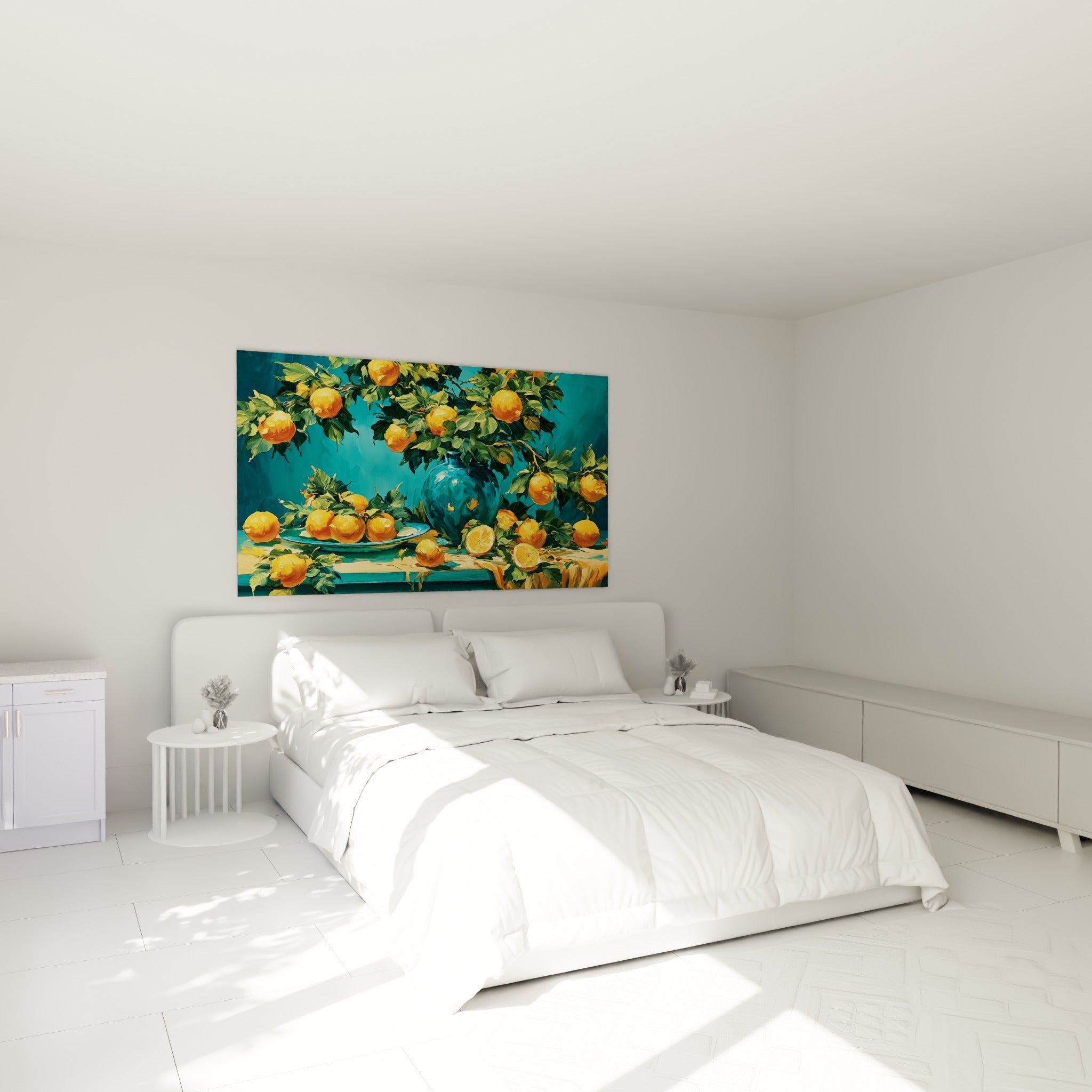 Vase turquoise débordant de citrons dorés accroché au-dessus d'un lit dans une chambre claire