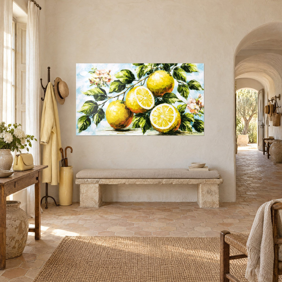 Tableau agrumes jaune soleil entiers et coupés, fleurs rose pâle et feuilles émeraude, mas provençal en vue de trois-quarts