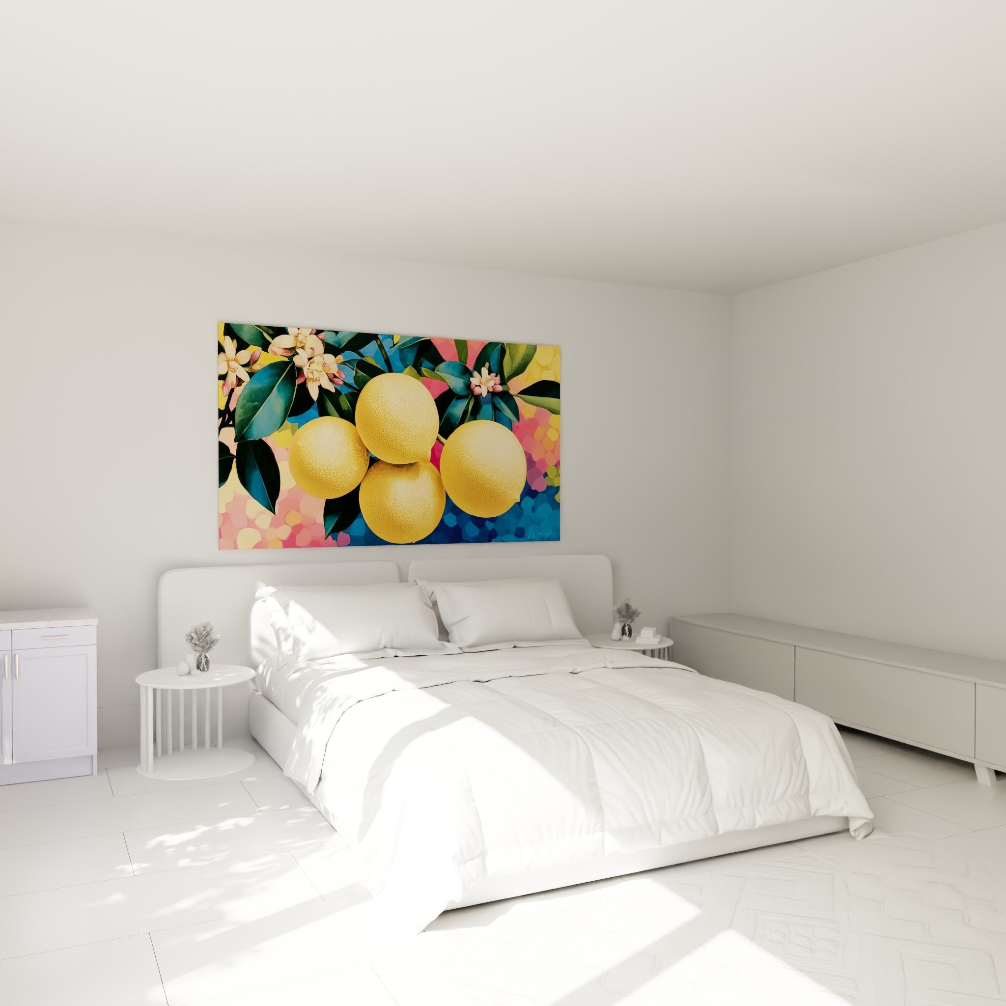 Grappe de citrons dorés et feuillage vert accrochée au-dessus d'un lit dans une chambre claire