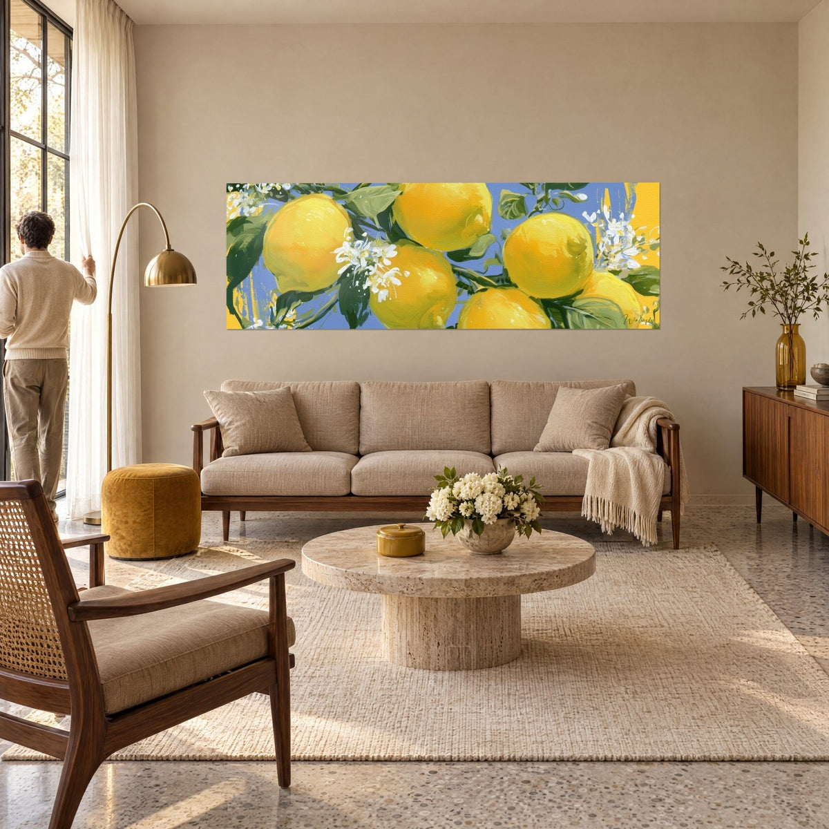 Tableau grappe de citrons jaune soleil sur fond bleu ciel, fleurs blanches, feuilles vertes, au-dessus d'un canapé dans un salon lumineux