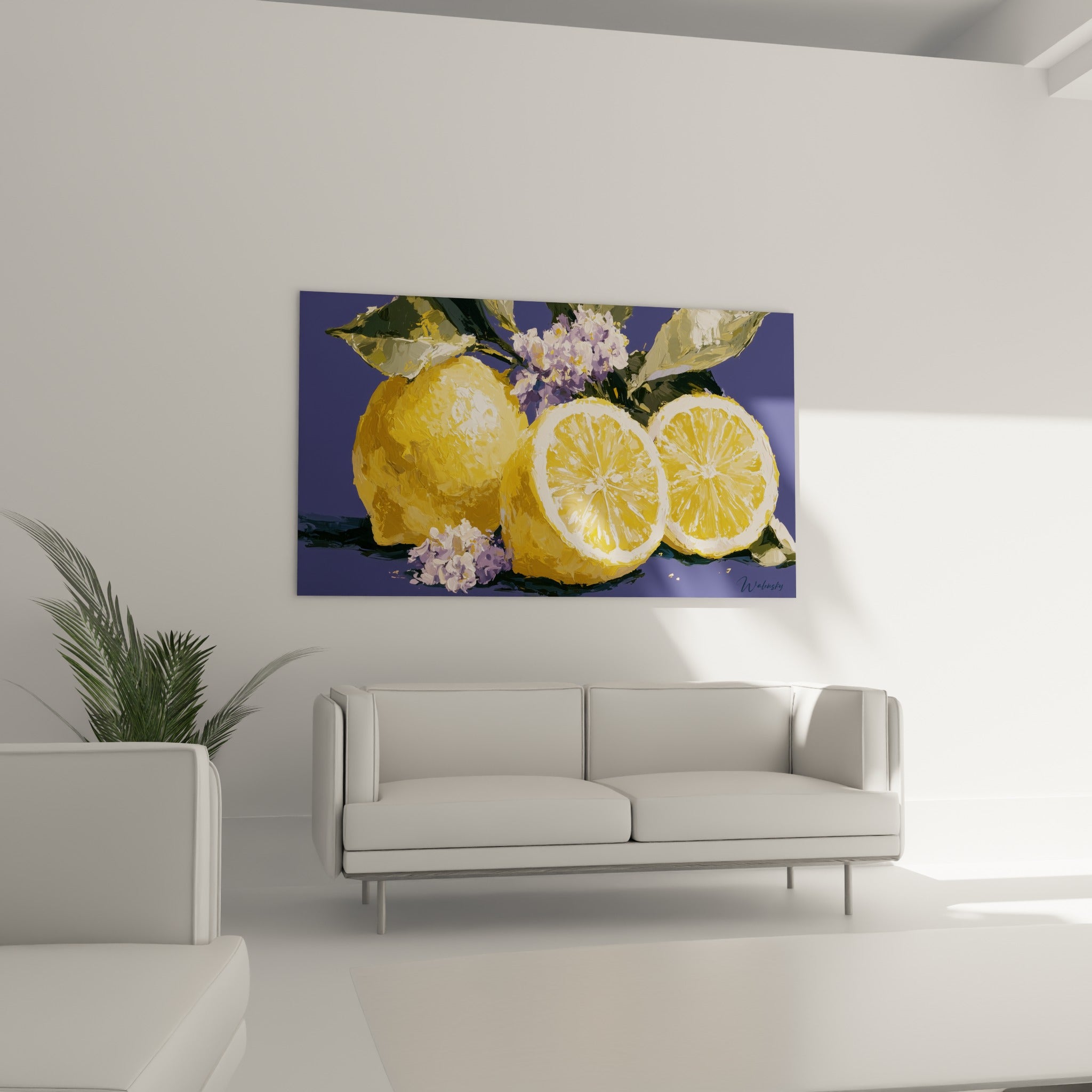 Composition de citrons dorés tranchés sur fond violet placée au-dessus d'un canapé dans un salon lumineux
