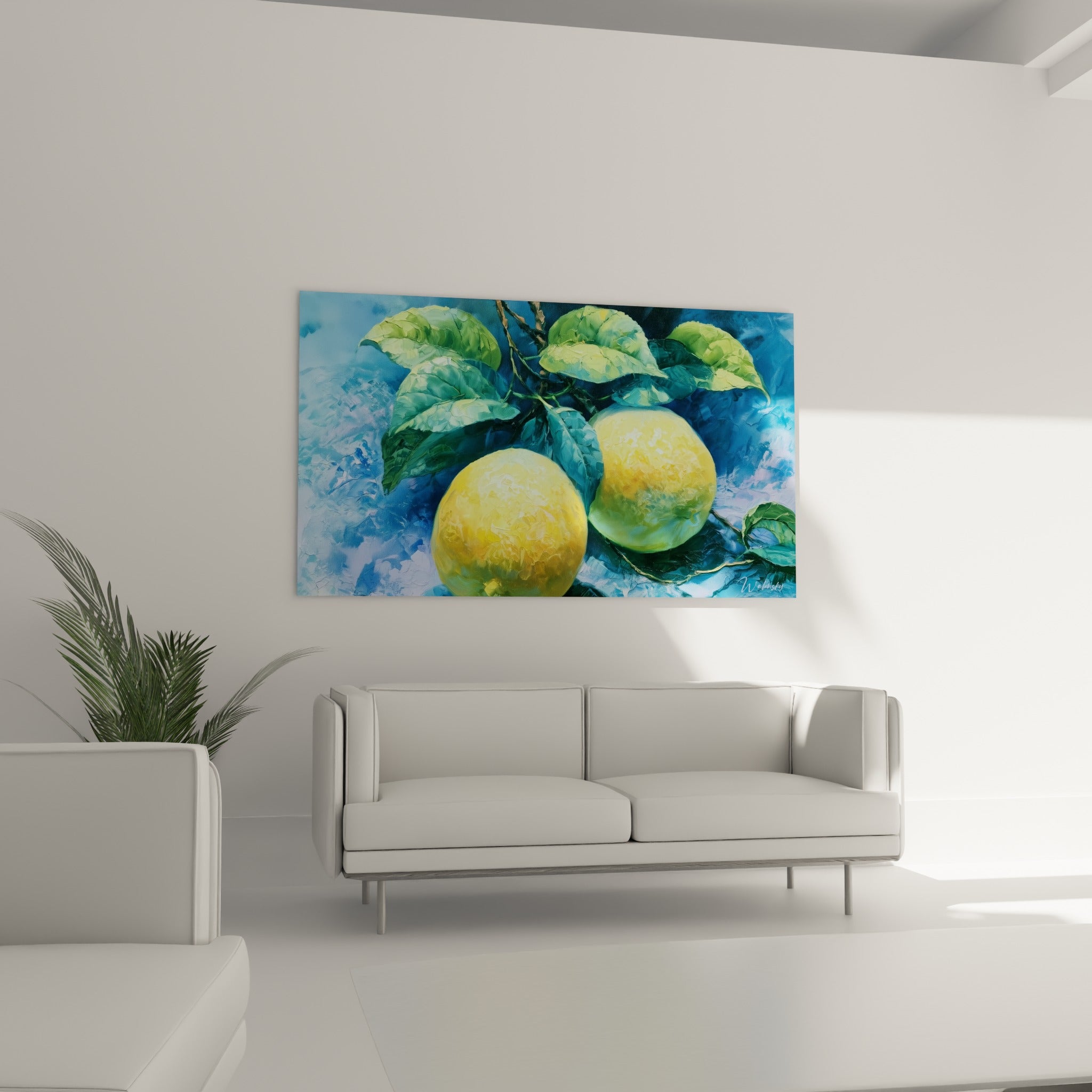 Branche de citron jaune et vert tendre sur fond bleu, accrochée au-dessus d'un canapé dans un salon lumineux