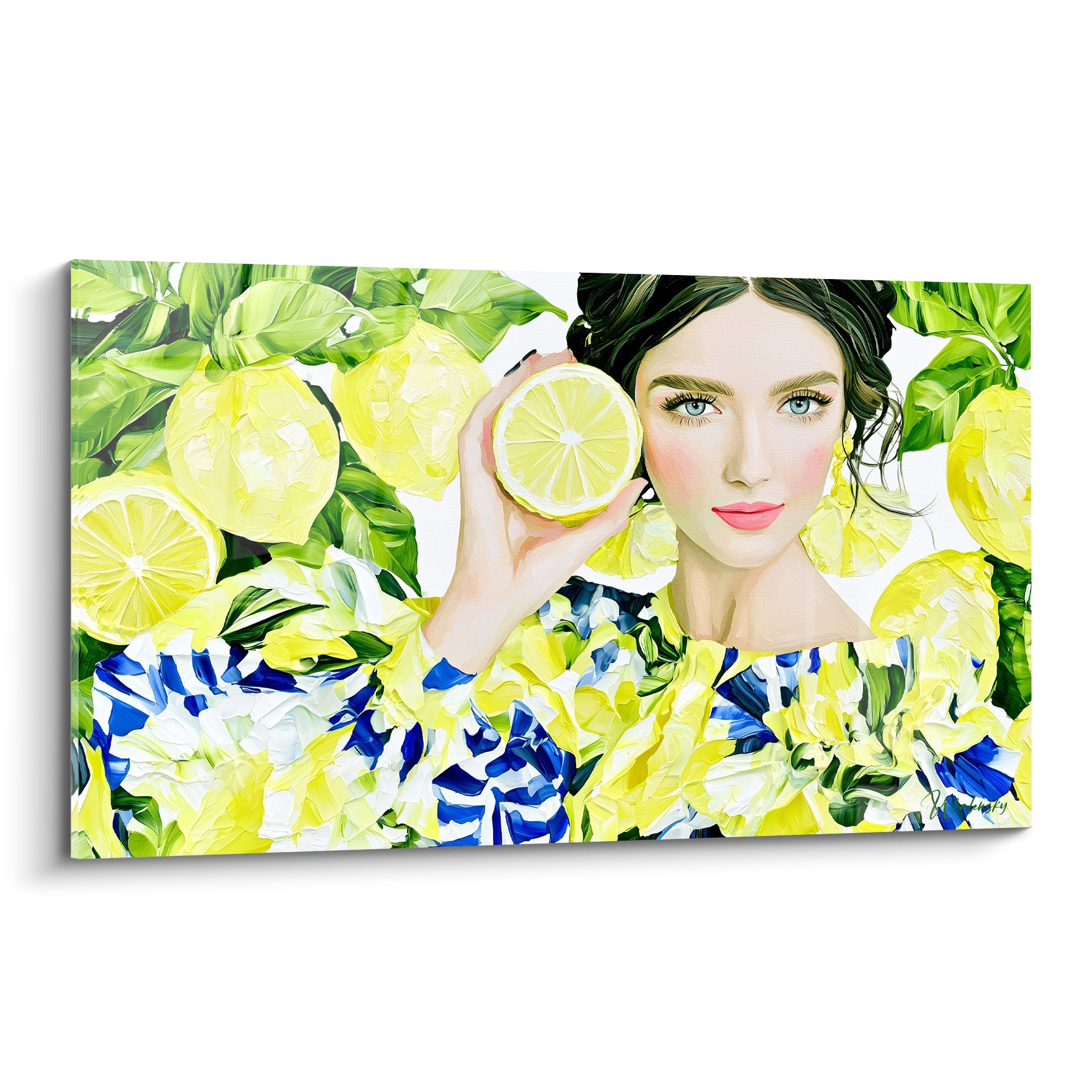 Portrait féminin tenant un citron jaune coupé, robe bleu marine et fond de feuillage vert émeraude