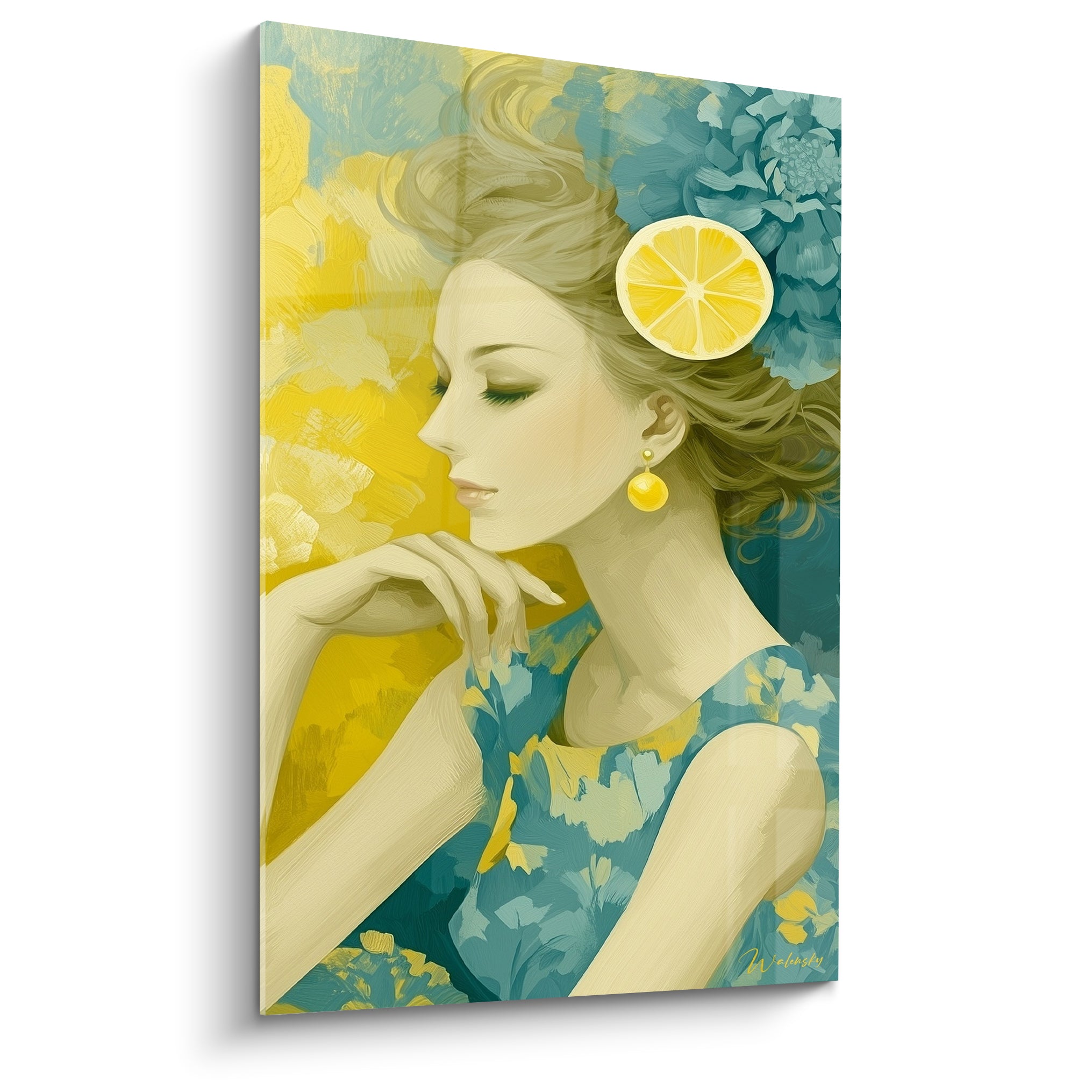 Portrait de femme aux tons jaune et bleu pétrole, tranche de citron dans les cheveux, yeux clos