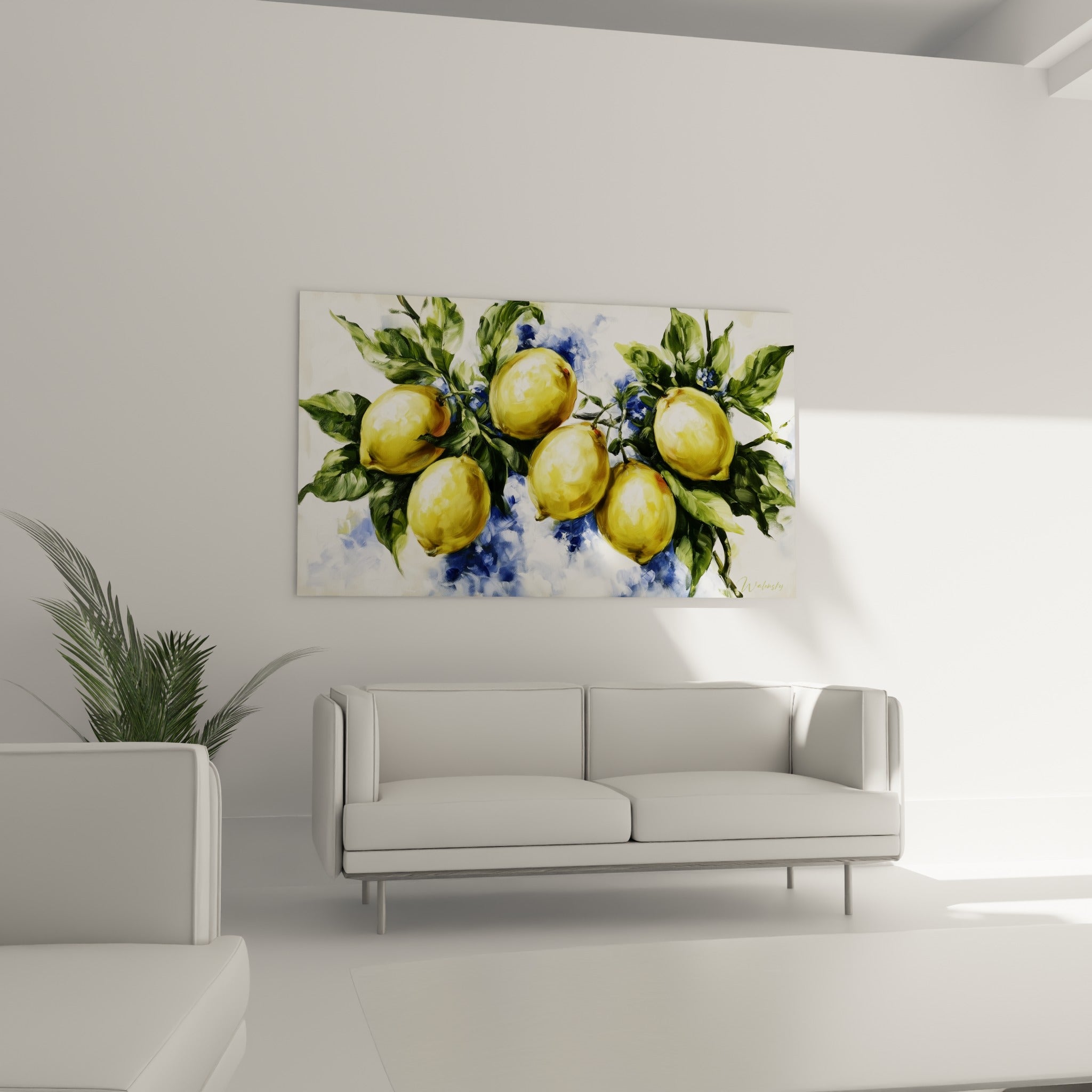 Fruits jaune vif entourés de feuillage vert sombre sur fond bleu marine, au-dessus d'un canapé dans un salon lumineux