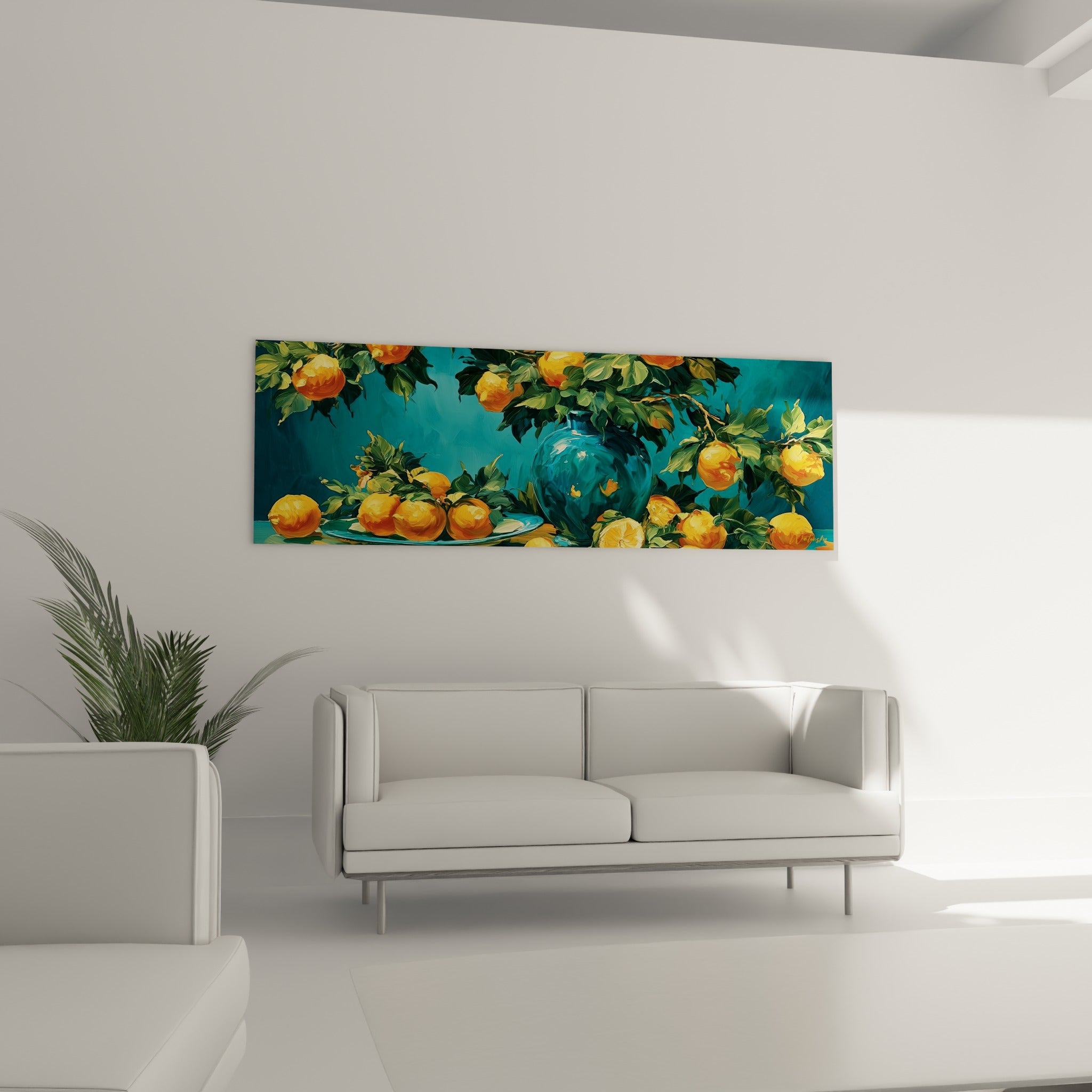 Vase bleu et citrons orangés entourés de feuillage vert, au-dessus d'un canapé dans un salon lumineux