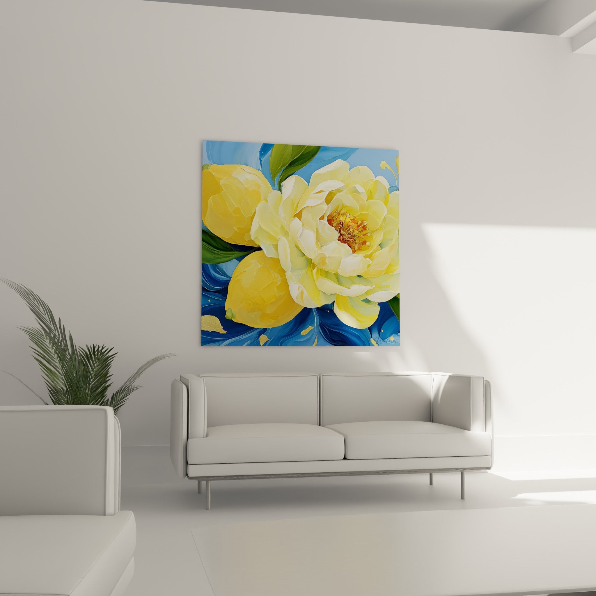 Fleur jaune et fruits dorés sur toile bleu profond, disposés au-dessus d'un canapé dans un salon lumineux