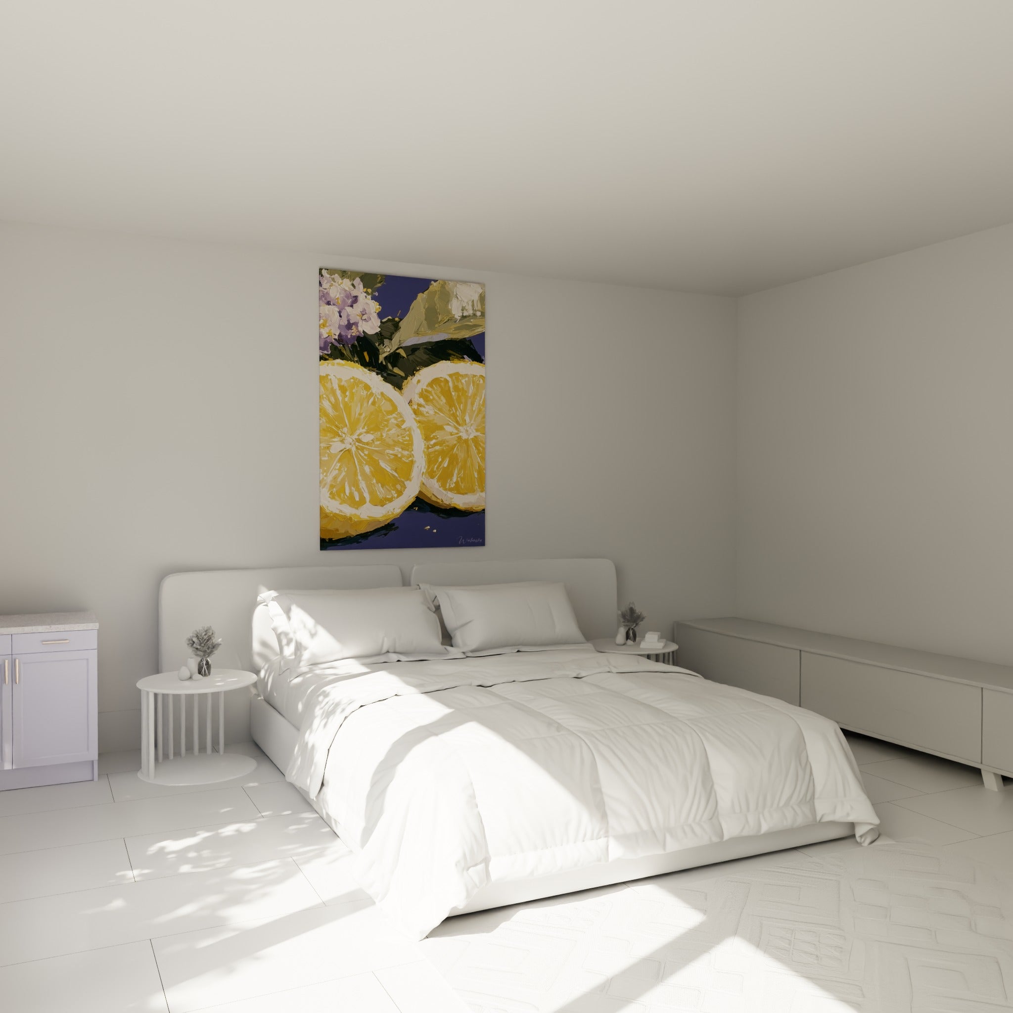 Fruit citron aux tons jaune ocre et fleurs mauves, au-dessus d'un lit dans une chambre claire