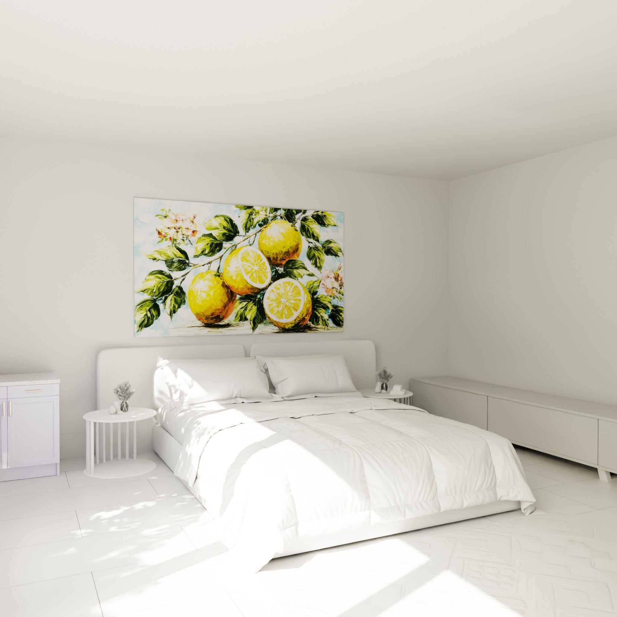 Branche de citrons jaunes et fleurs roses accrochée au-dessus d'un lit dans une chambre claire