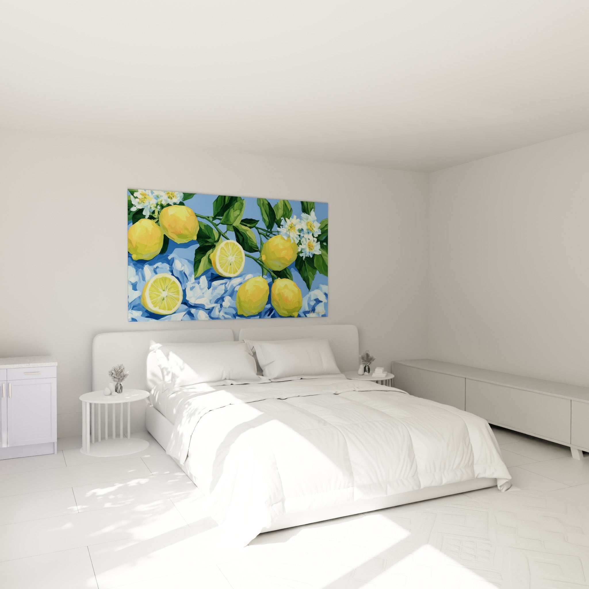 Branche de citronnier jaune et bleu profond, accrochée au-dessus d'un lit dans une chambre claire