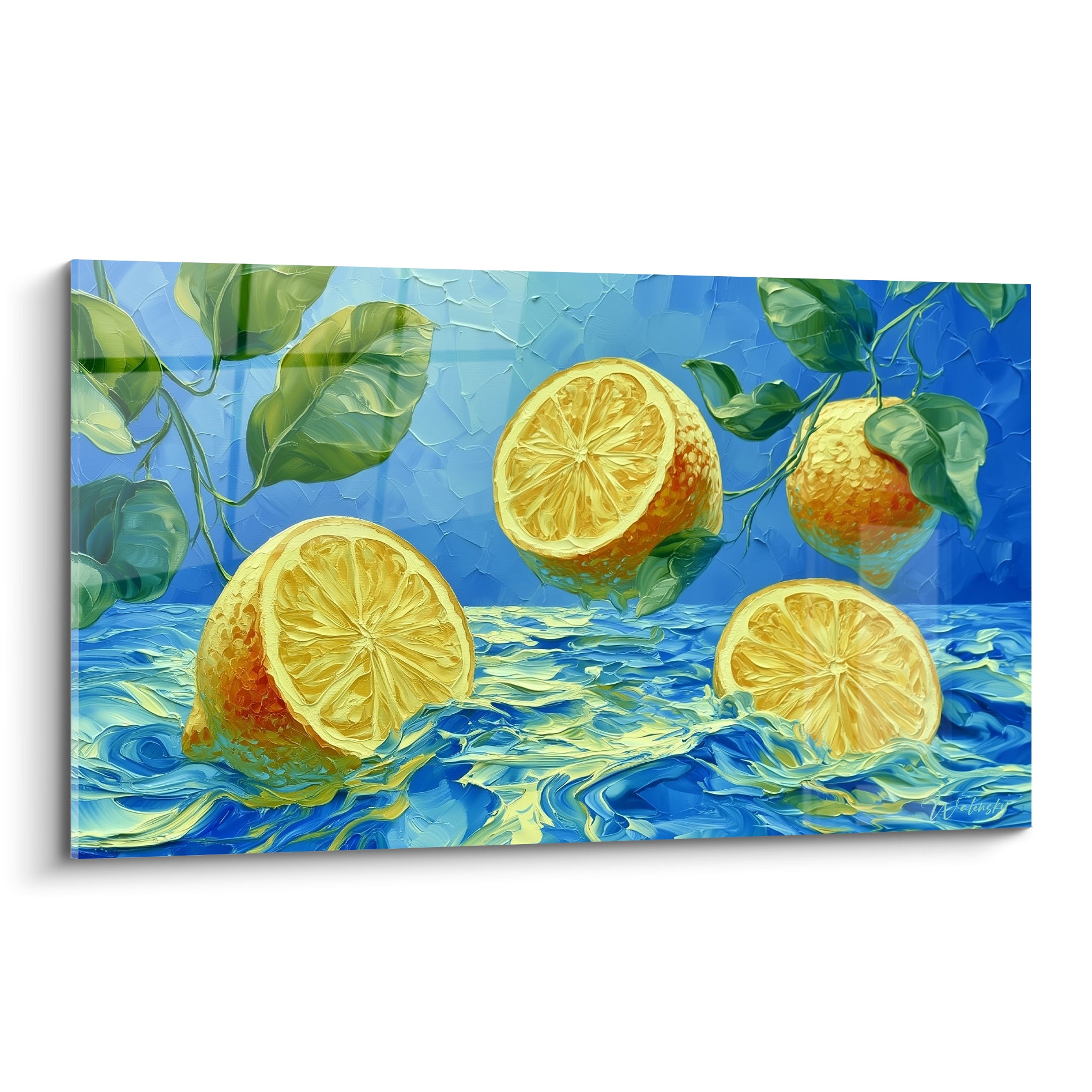 Citrons jaunes coupés flottant sur une eau bleu turquoise tourbillonnante, feuilles vertes en fond