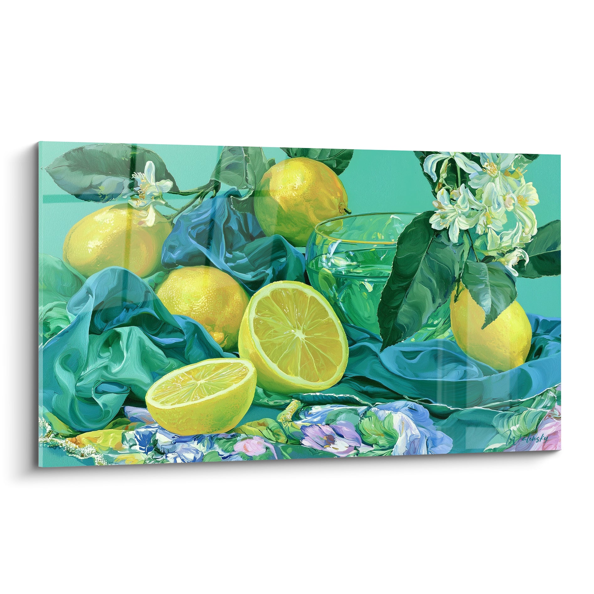 Citrons jaunes coupés et entiers sur étoffe turquoise, composition florale sur fond vert d'eau