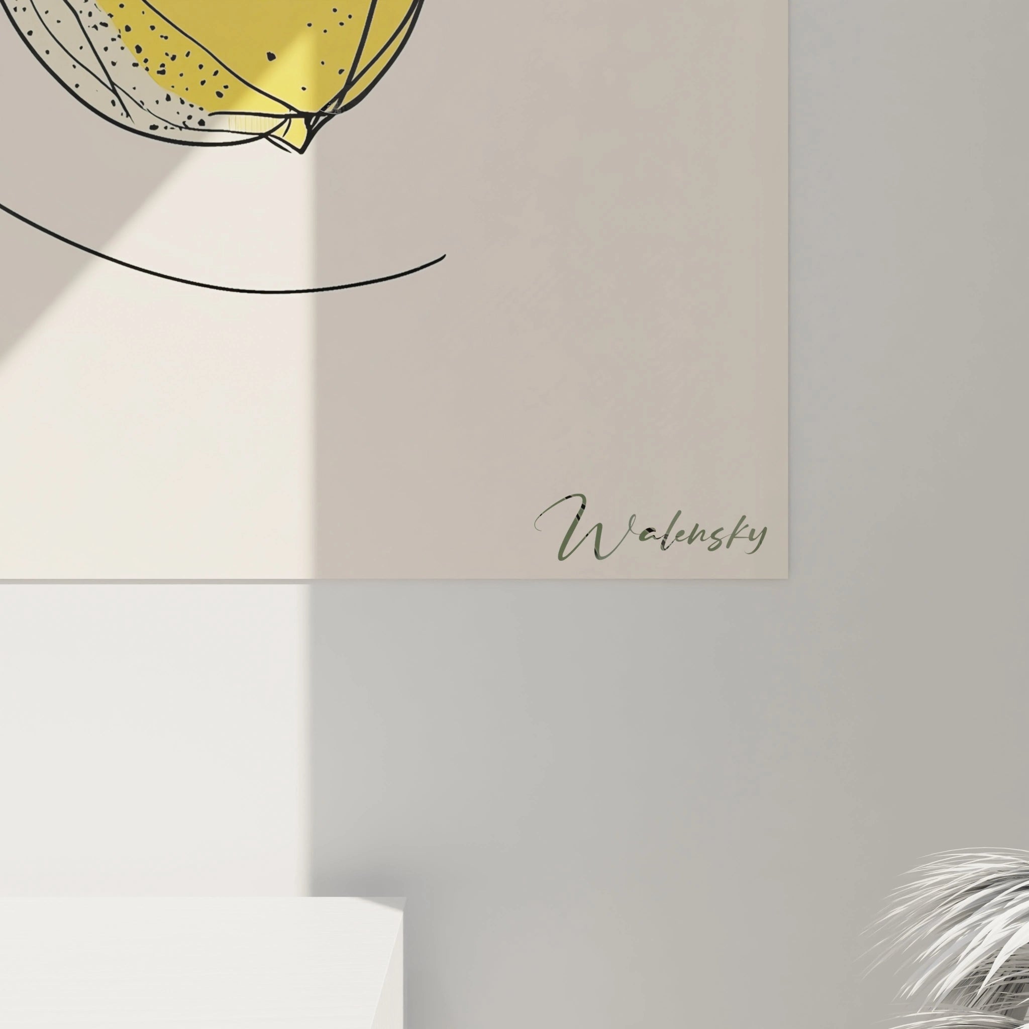 Un tableau citron montrant un citron dessinĂ© avec des traits noirs dynamiques, contrastant avec des feuilles vert foncĂ© et un fond beige doux. Lâensemble forme une composition Ă©purĂ©e et structurĂ©e.