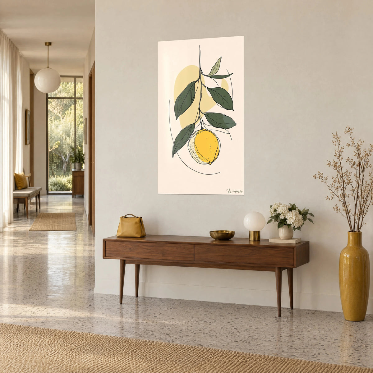 Cuadro cítrico en ocre y verde oliva trazado con una fina línea negra, colgado en un pasillo sobre una pared beige, junto a una consola