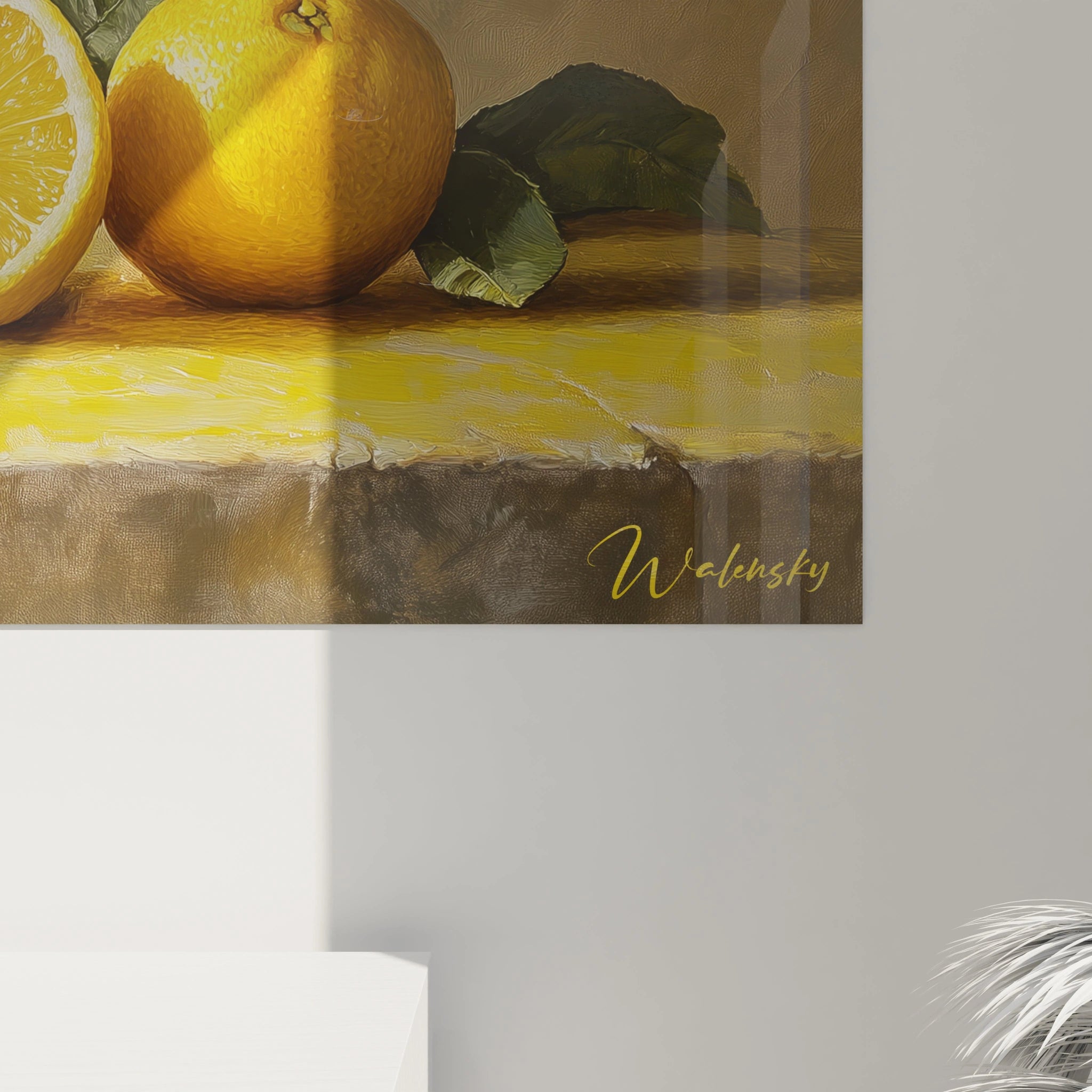 Un tableau citron reprĂ©sentant des citrons posĂ©s sur une surface jaune, avec des nuances de beige et dâor en arriĂšre-plan. La peinture dĂ©taille les textures de la peau et la transparence des quartiers coupĂ©s.